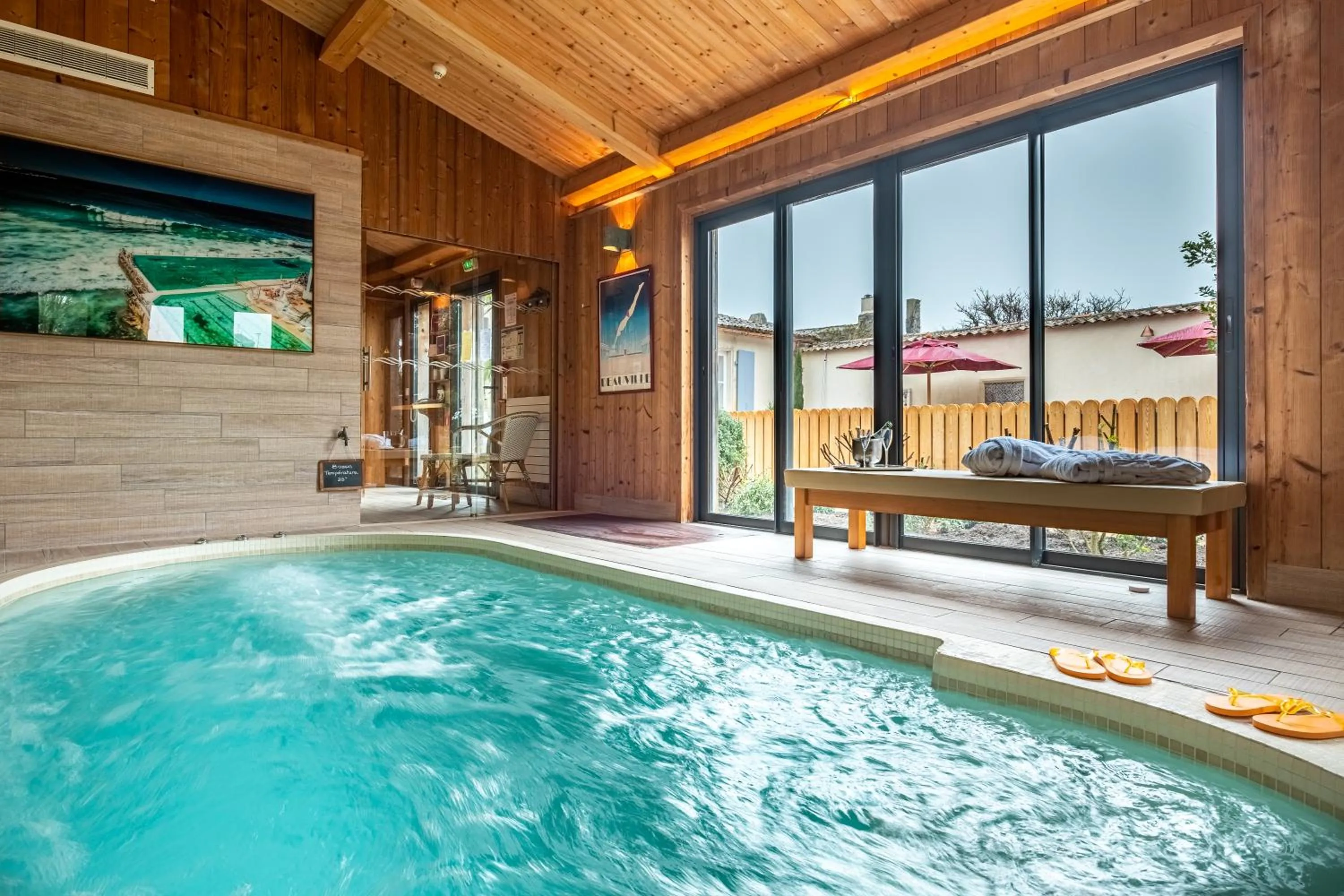 Hot Tub in La Baronnie Hôtel & Spa - Teritoria