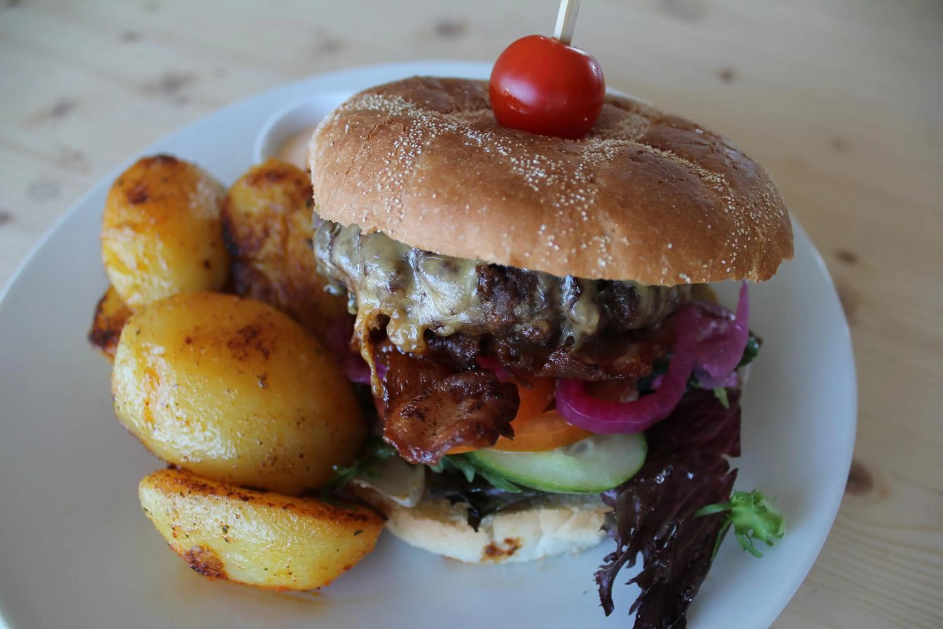 Restaurant/places to eat in Vikingskipet Hotell