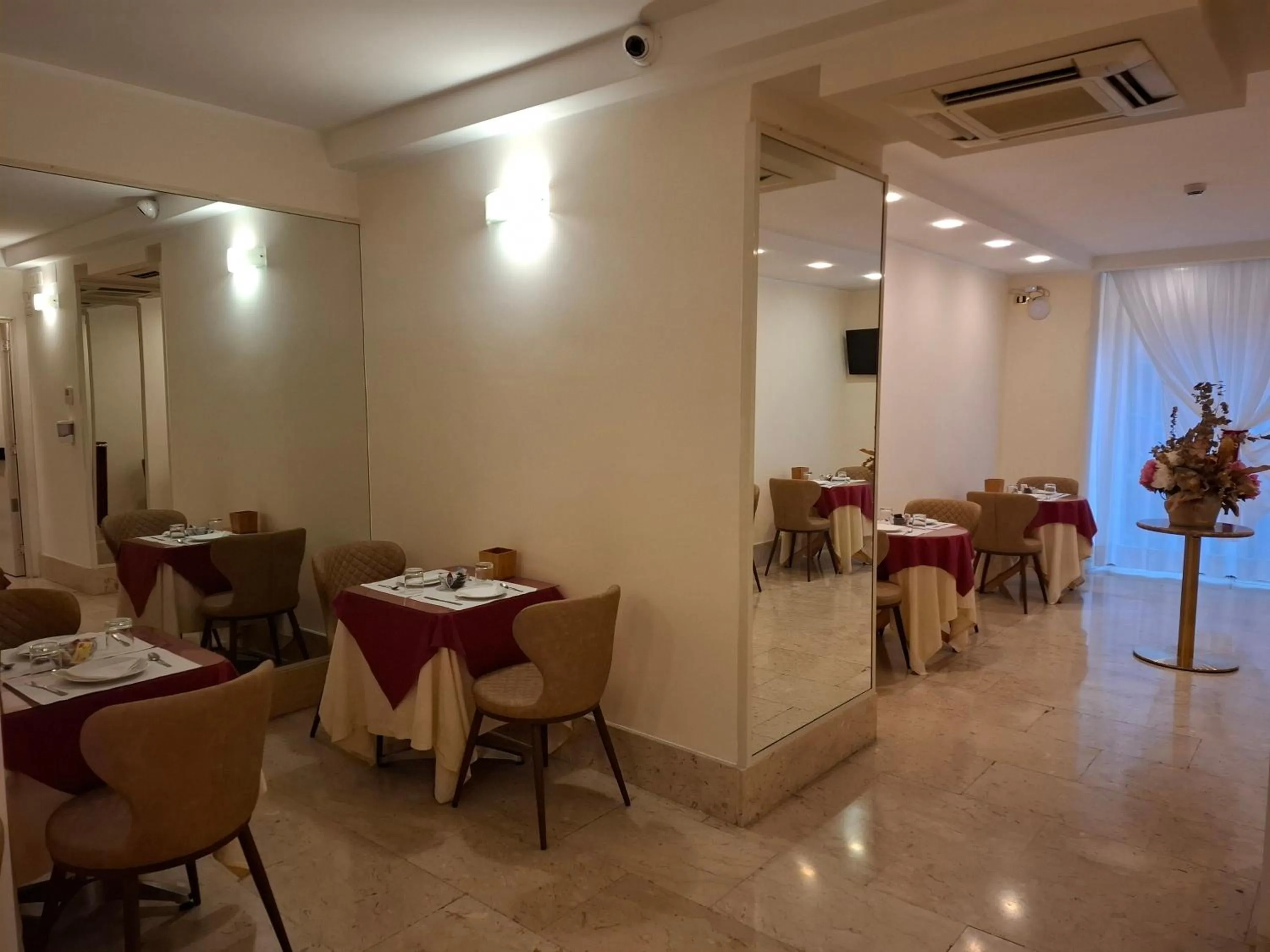 Communal lounge/ TV room in Hotel Principe Eugenio