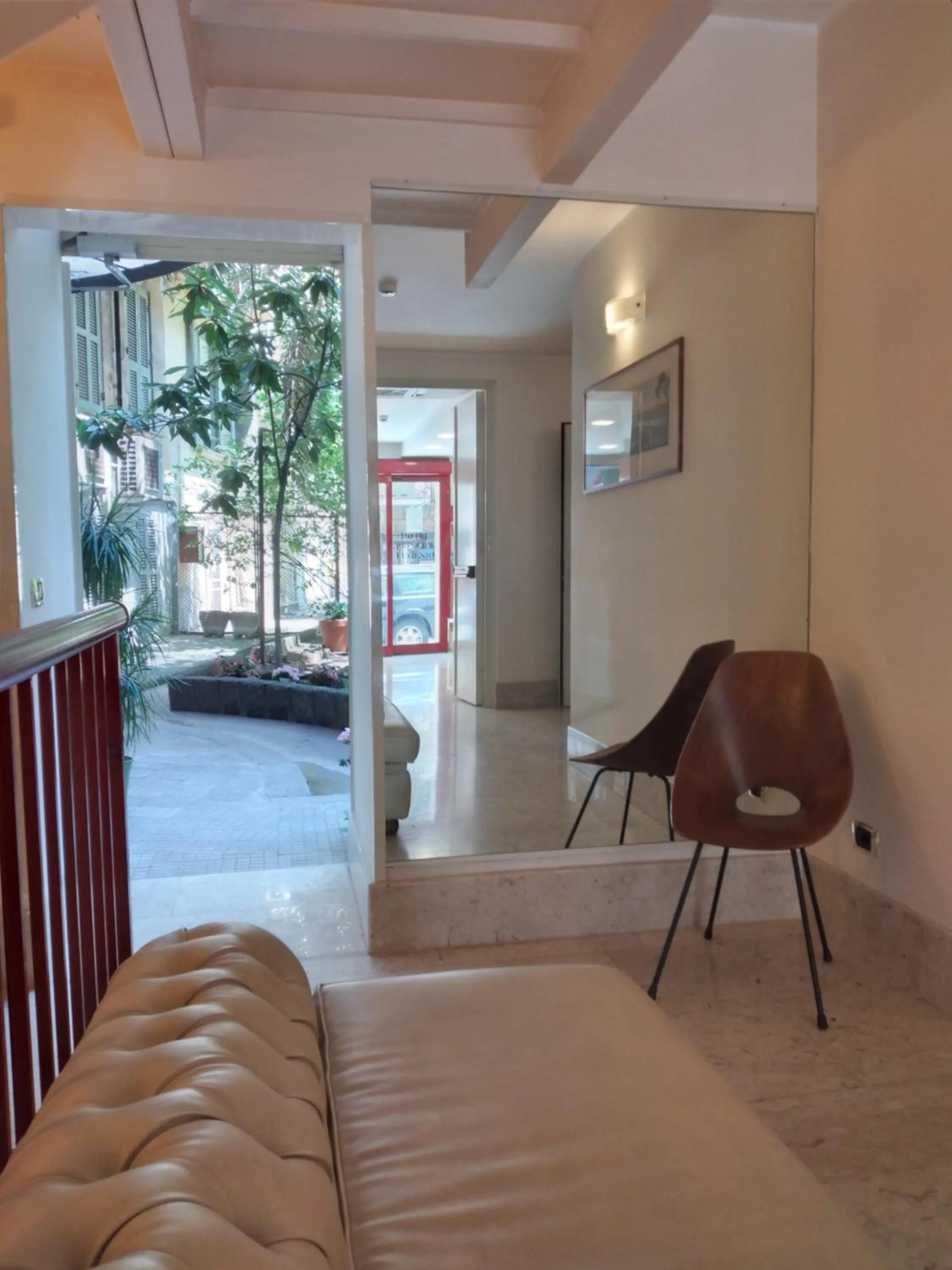 Inner courtyard view, Bed in Hotel Principe Eugenio
