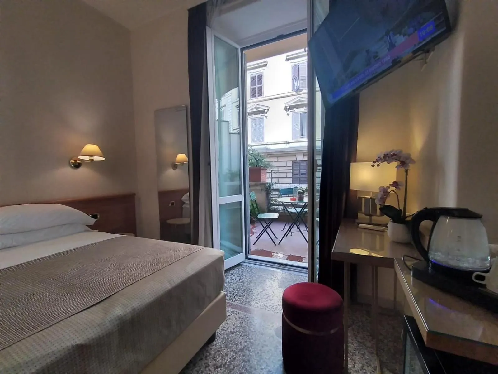 Balcony/Terrace, Bed in Hotel Principe Eugenio