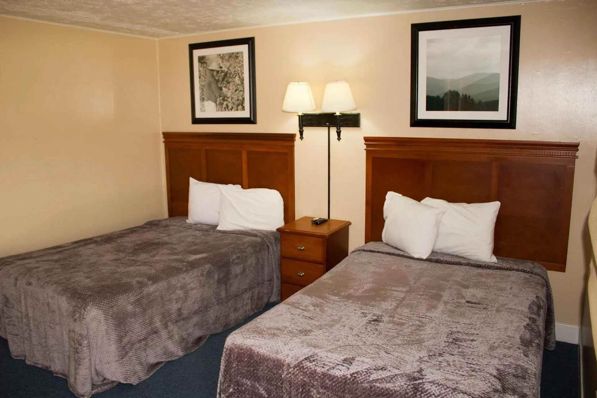 Bedroom, Bed in Budget Inn