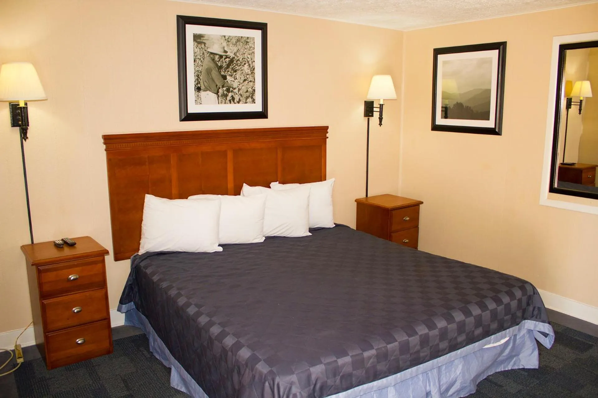 Bedroom, Bed in Budget Inn