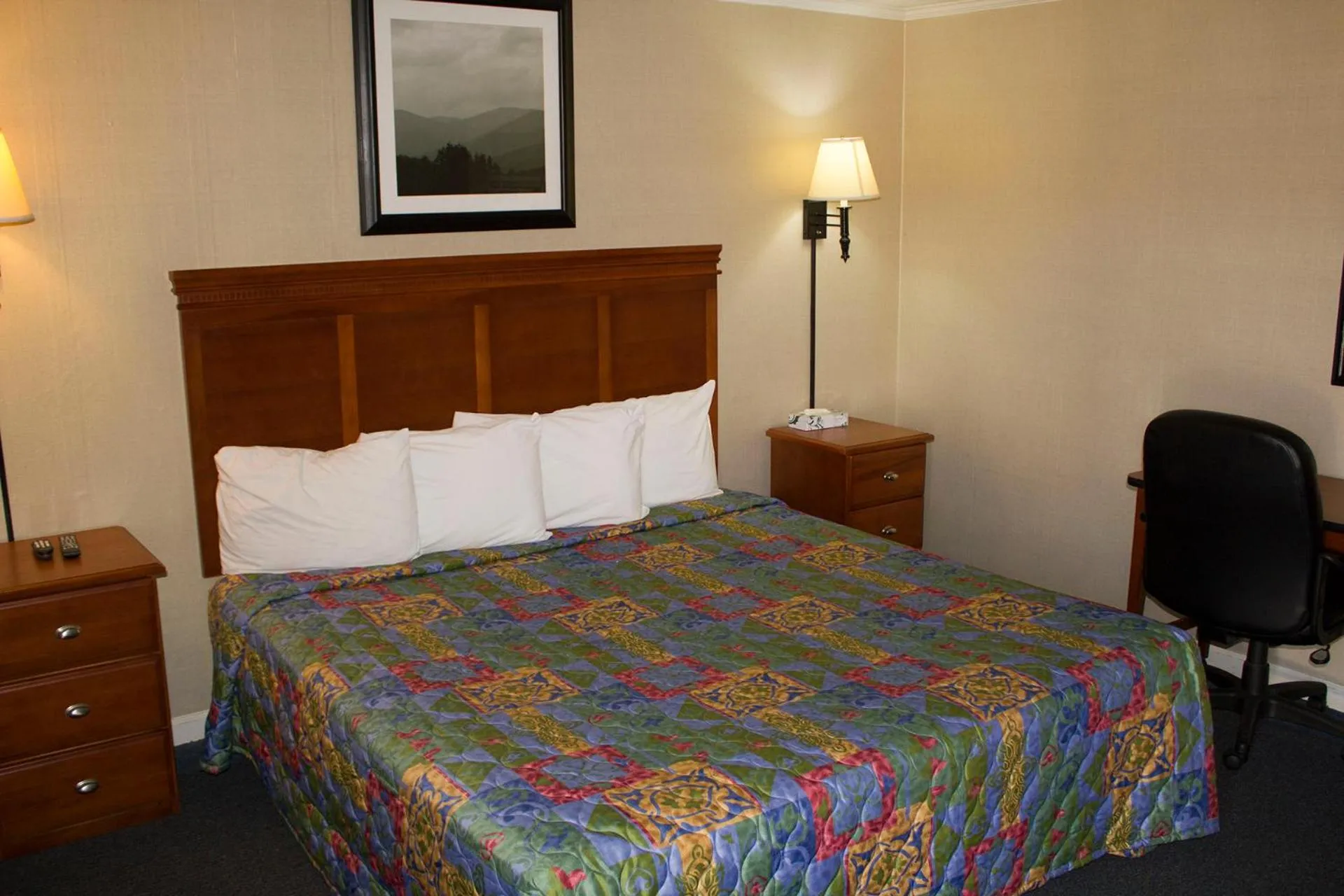 Bedroom, Bed in Budget Inn