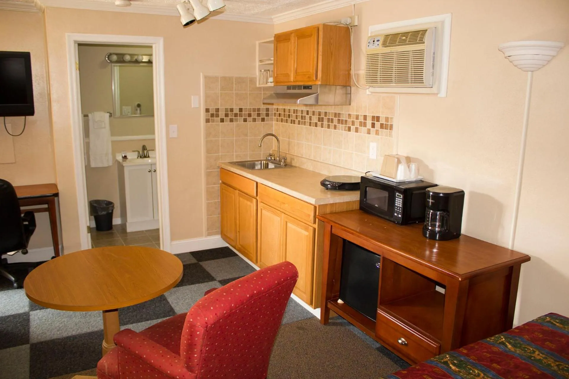 Kitchen or kitchenette in Budget Inn