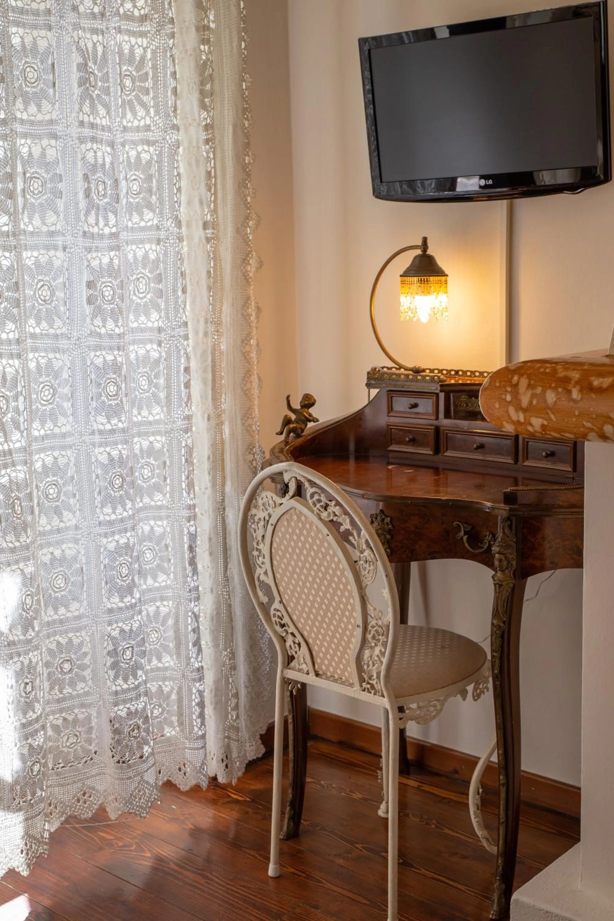 TV and multimedia in Archontiko Stamou