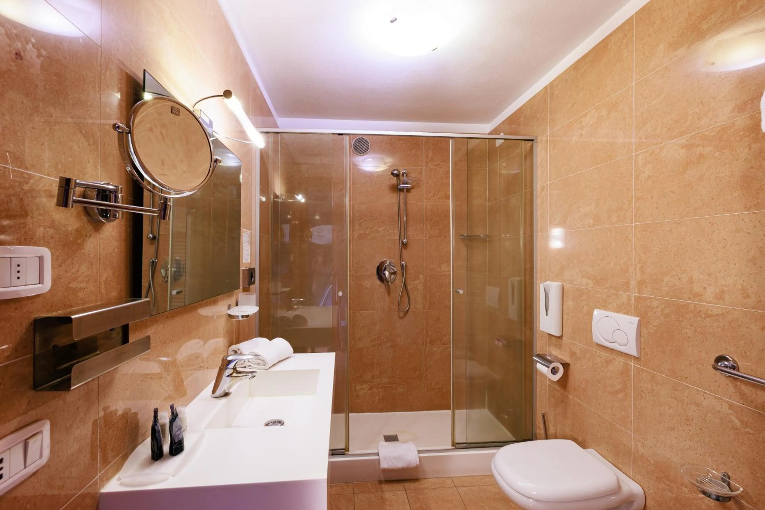 Bathroom in Hotel Villa Delle Rose - Malpensa