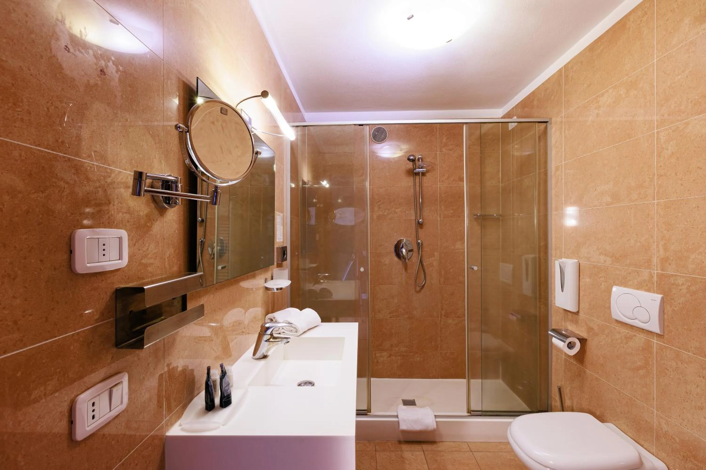 Bathroom in Hotel Villa Delle Rose - Malpensa