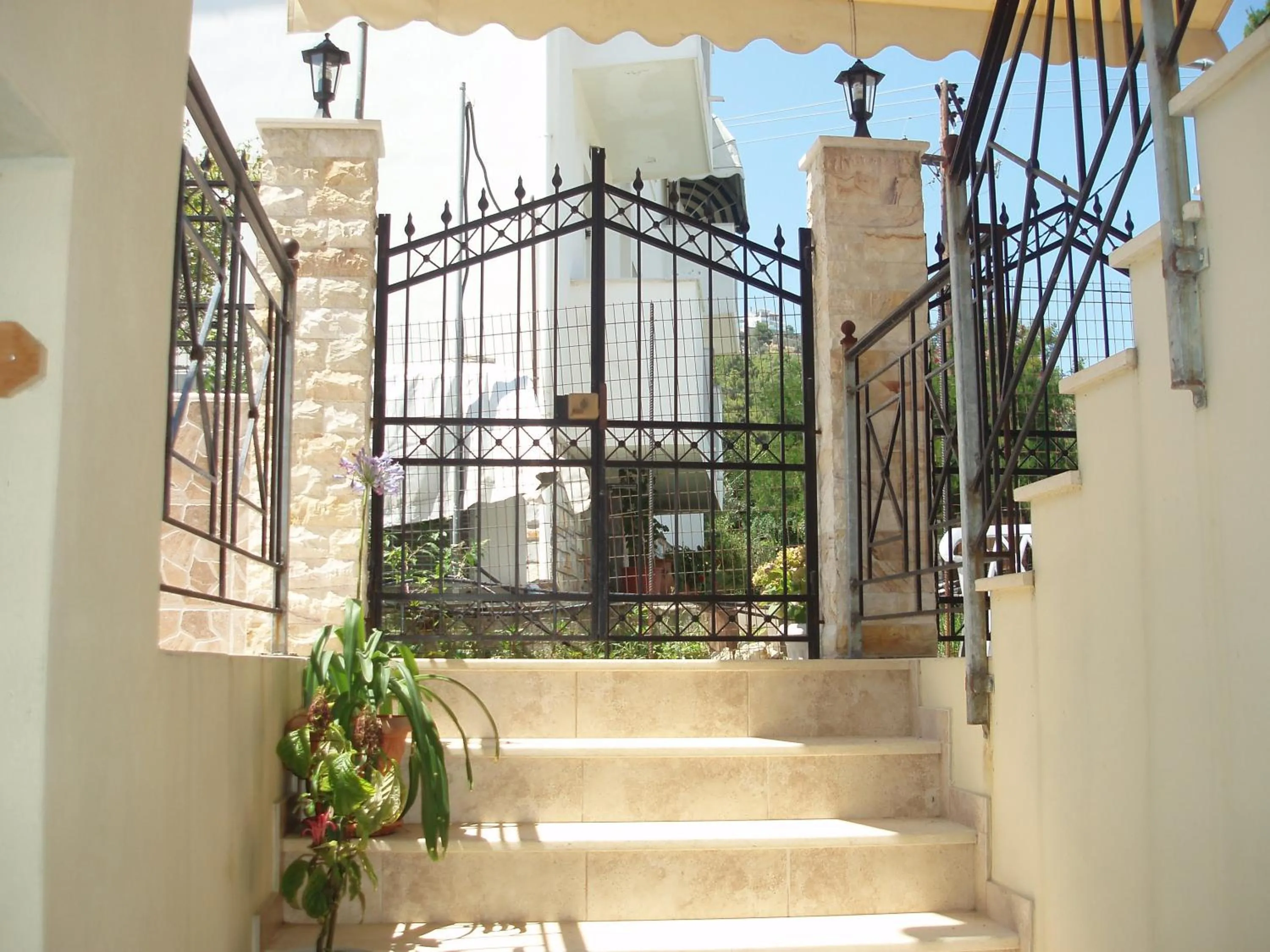 Facade/entrance in Hellen Studios