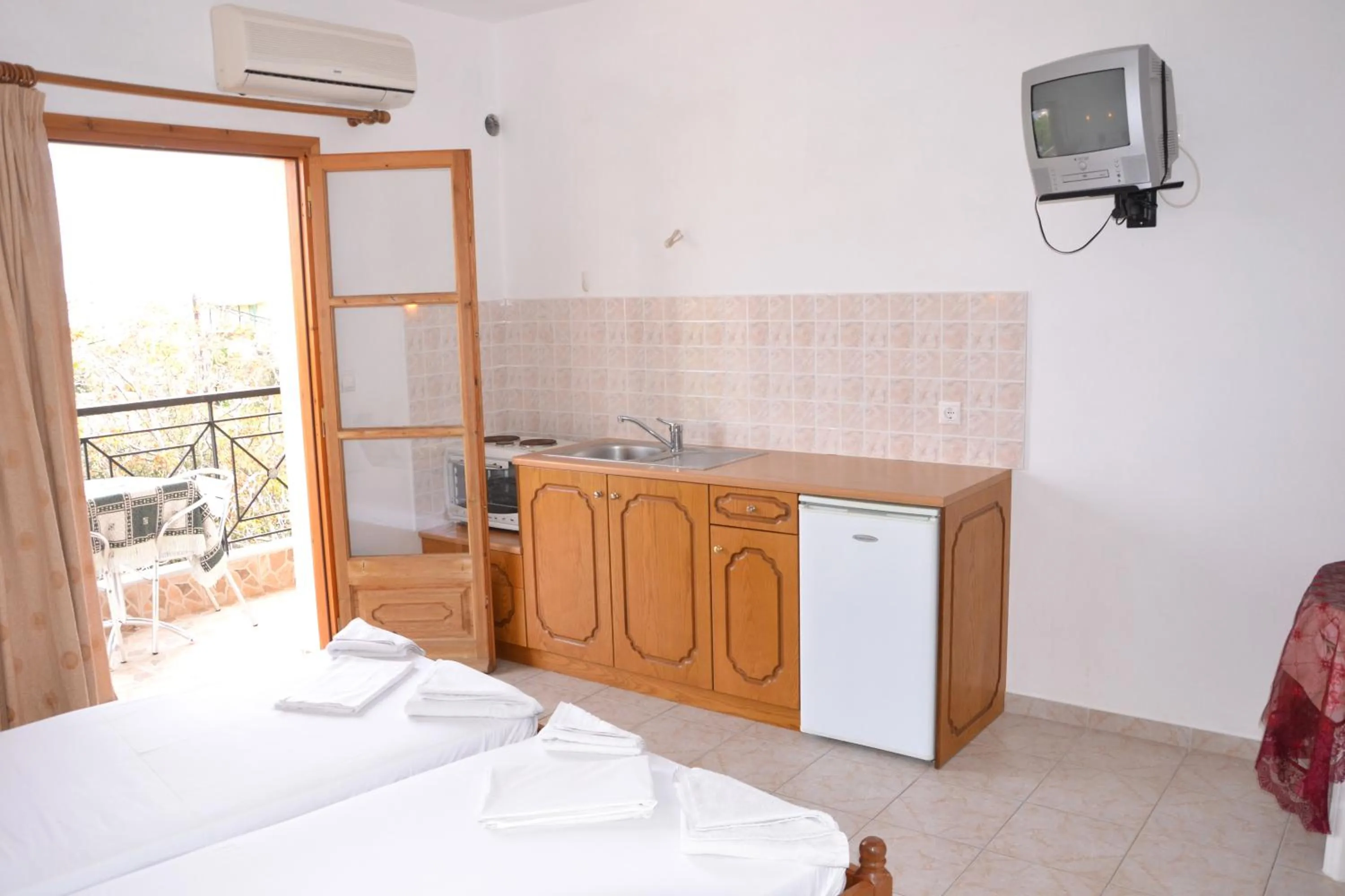 Balcony/Terrace, Bed in Hellen Studios