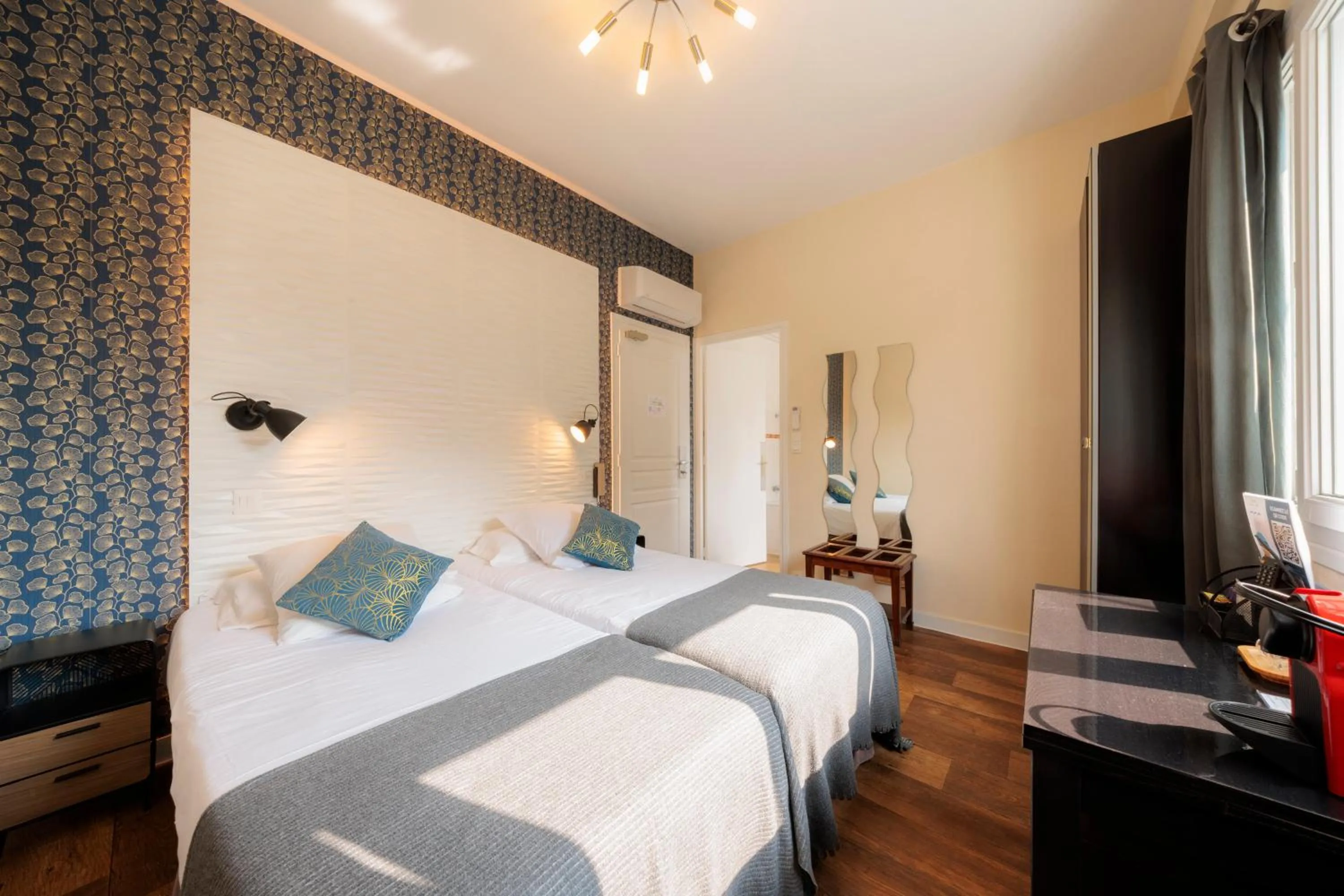 Property building, Bed in Hotel Belle Vue Royan