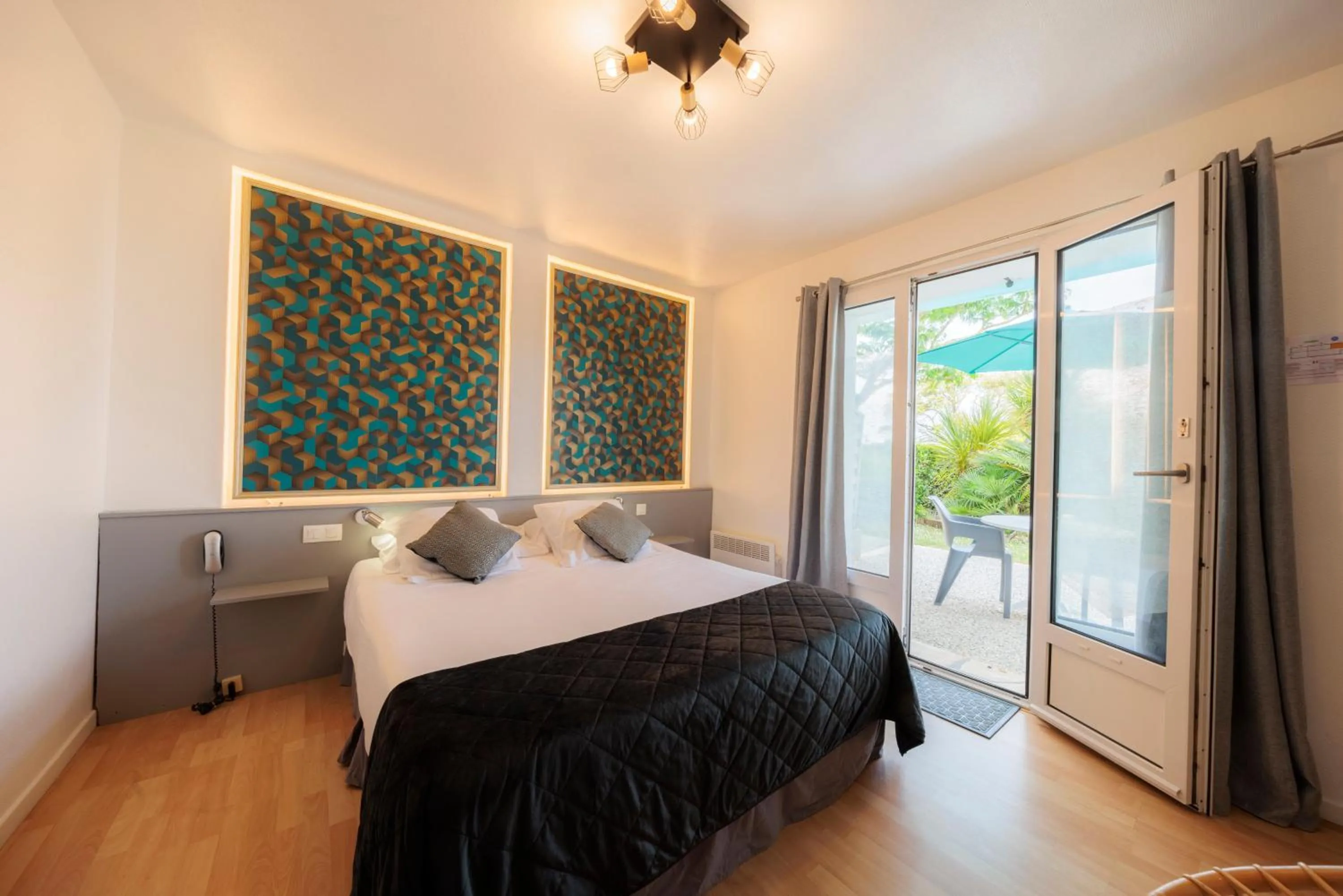 Shower, Bed in Hotel Belle Vue Royan