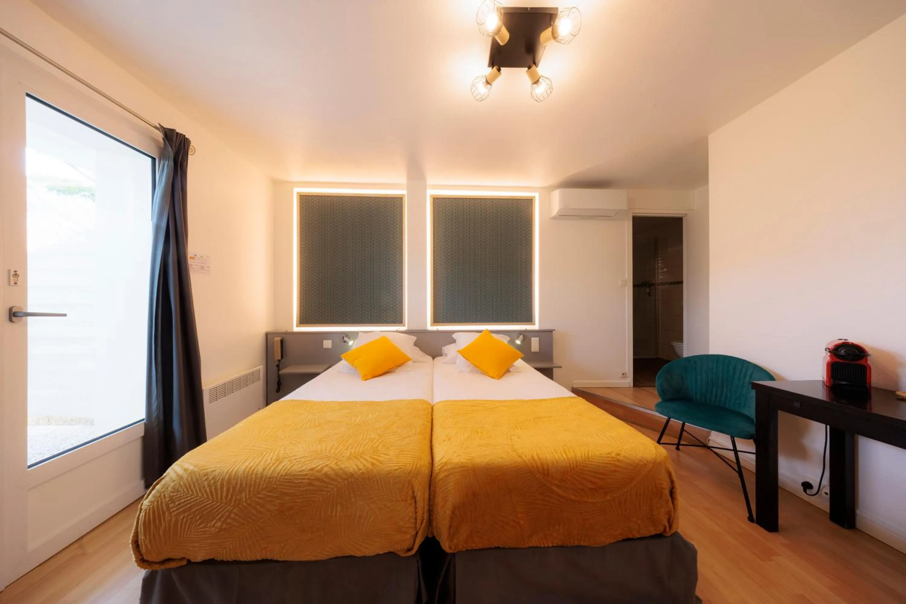 Bathroom, Bed in Hotel Belle Vue Royan