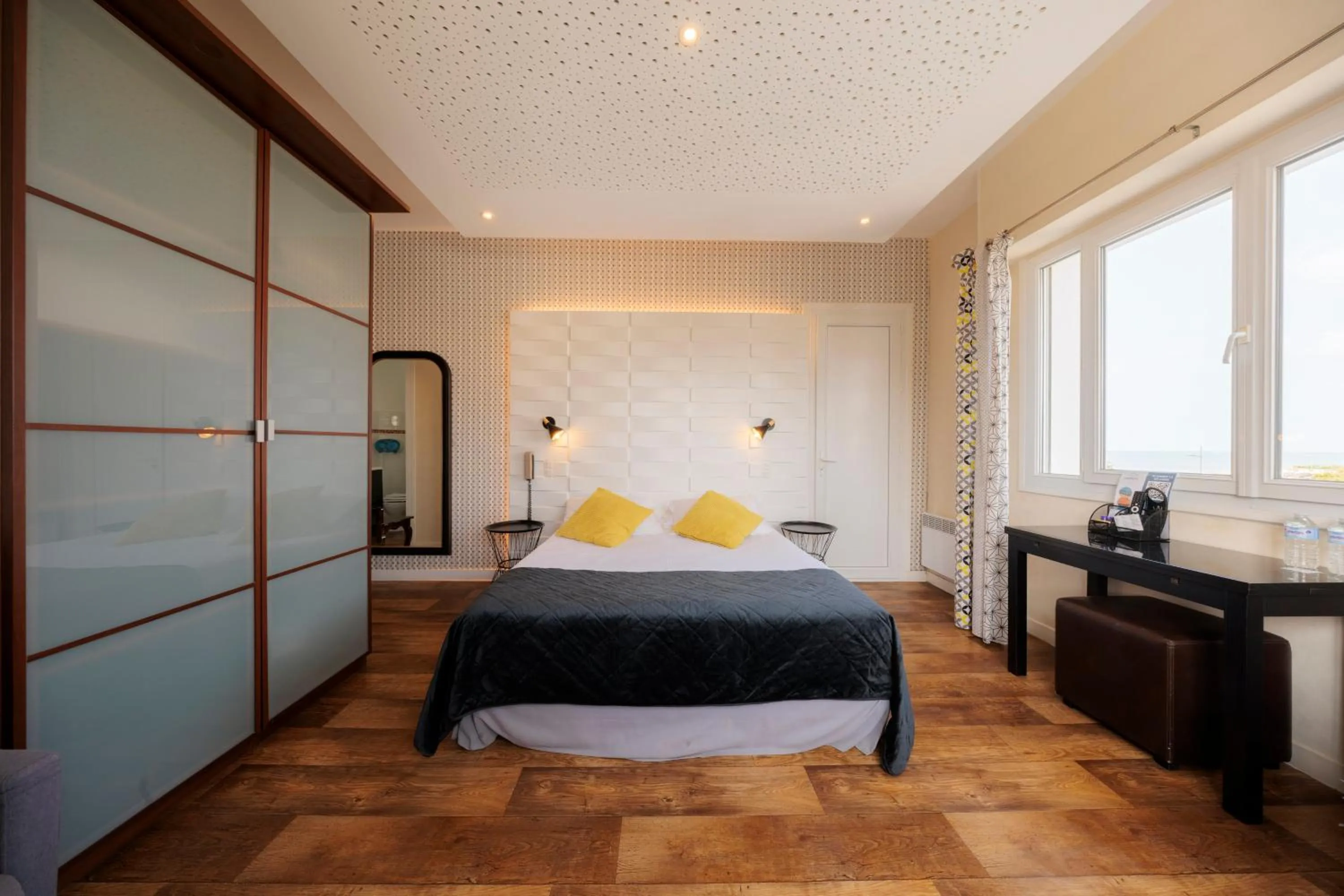 Property building, Bed in Hotel Belle Vue Royan