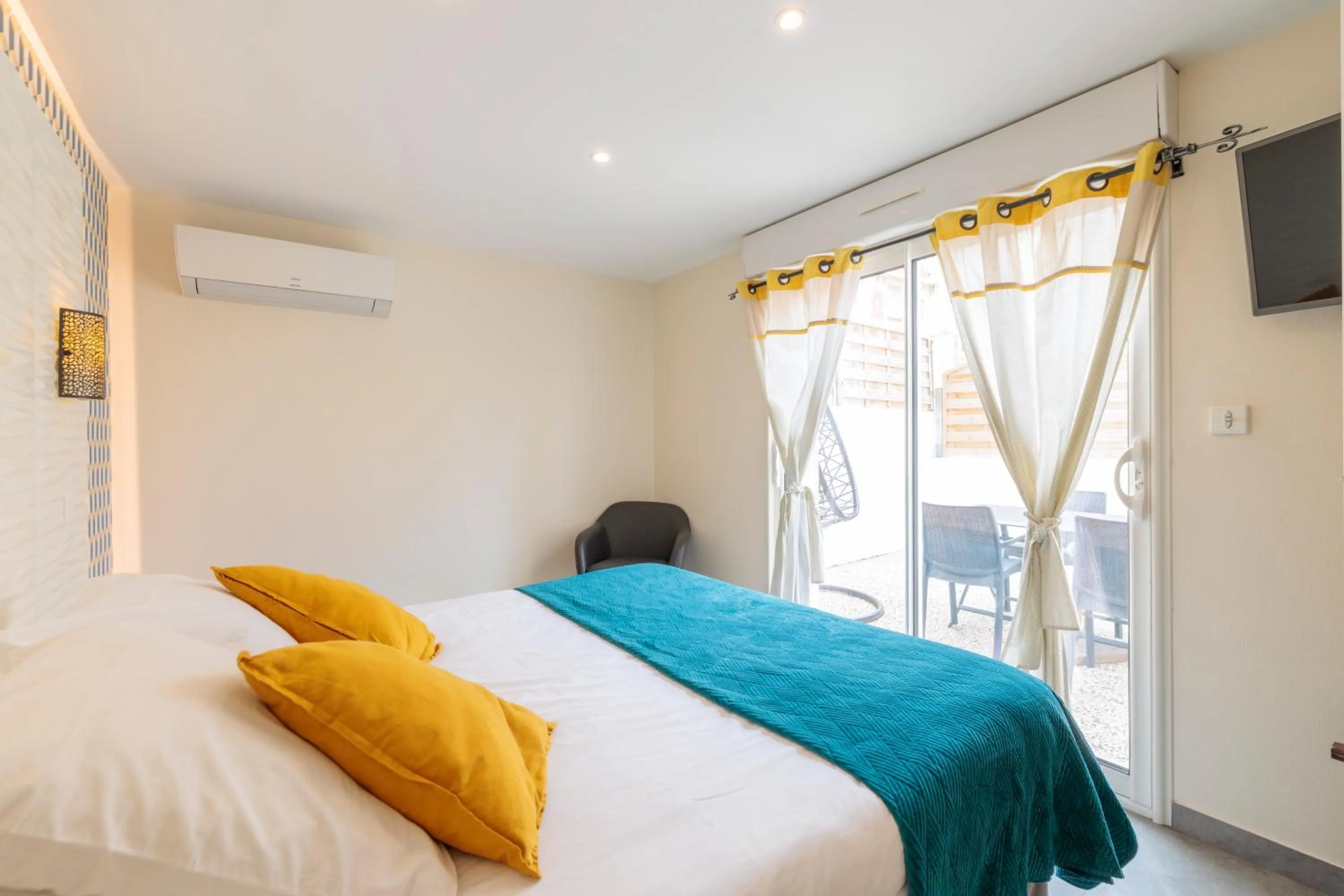 Photo of the whole room, Bed in Hotel Belle Vue Royan