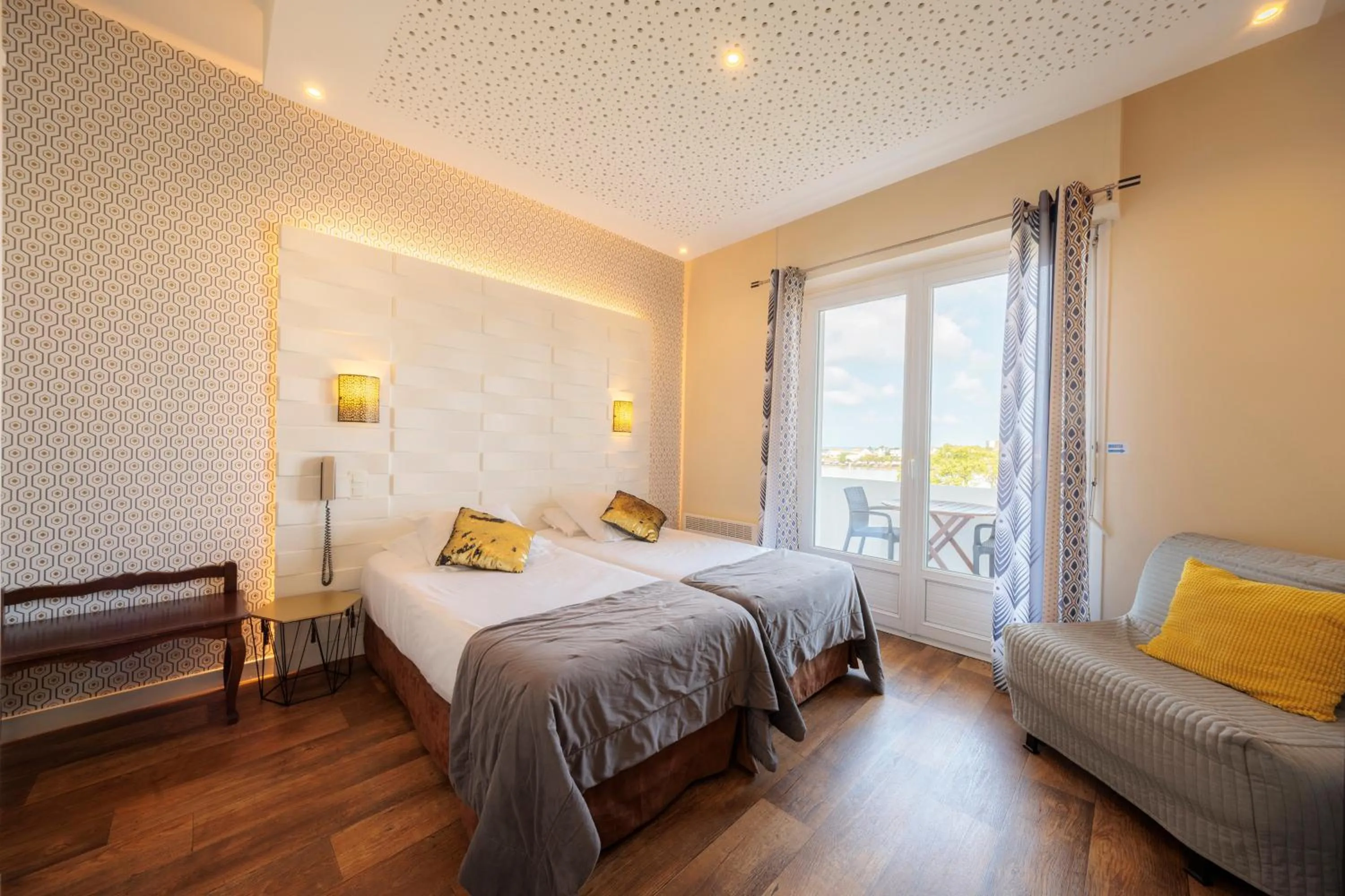 Property building, Bed in Hotel Belle Vue Royan