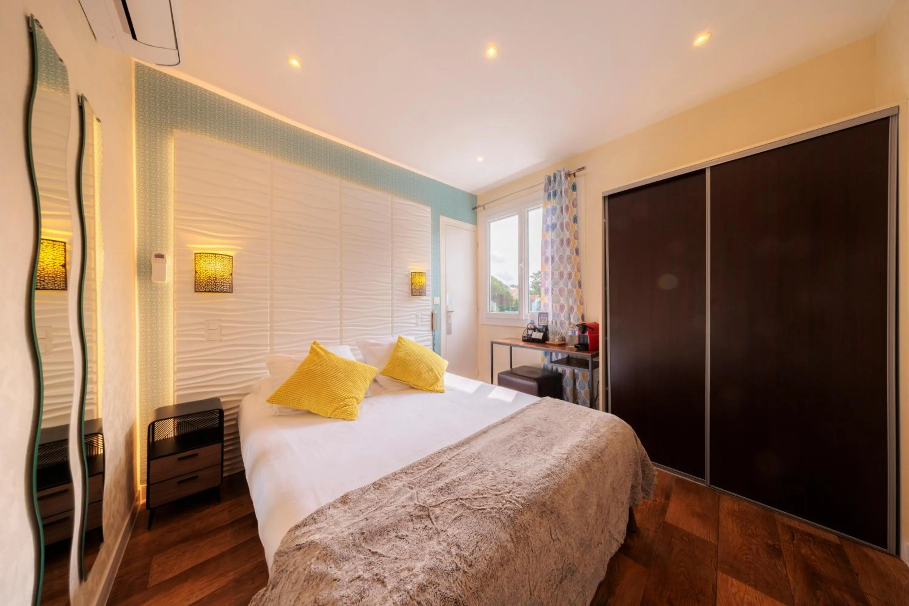 Property building, Bed in Hotel Belle Vue Royan