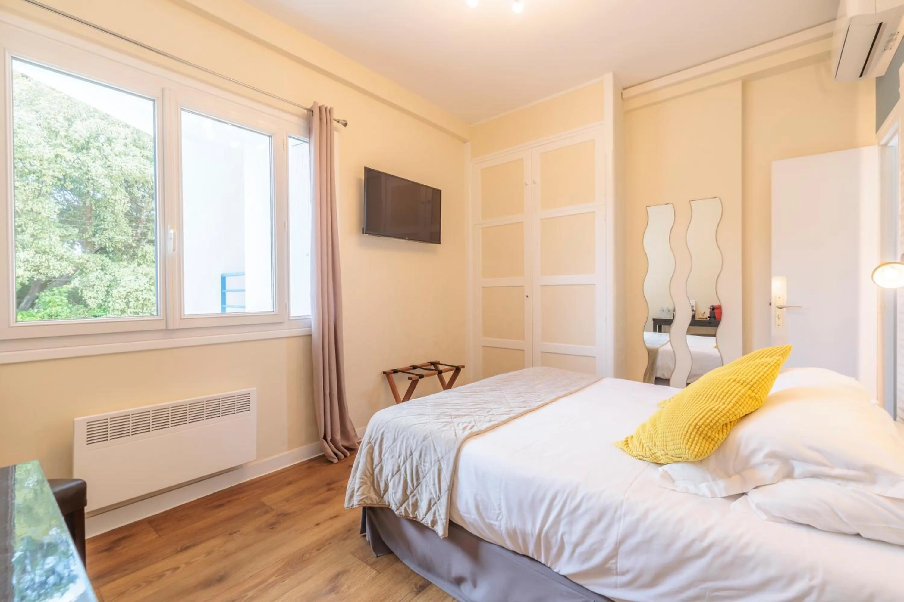 Shower, Bed in Hotel Belle Vue Royan