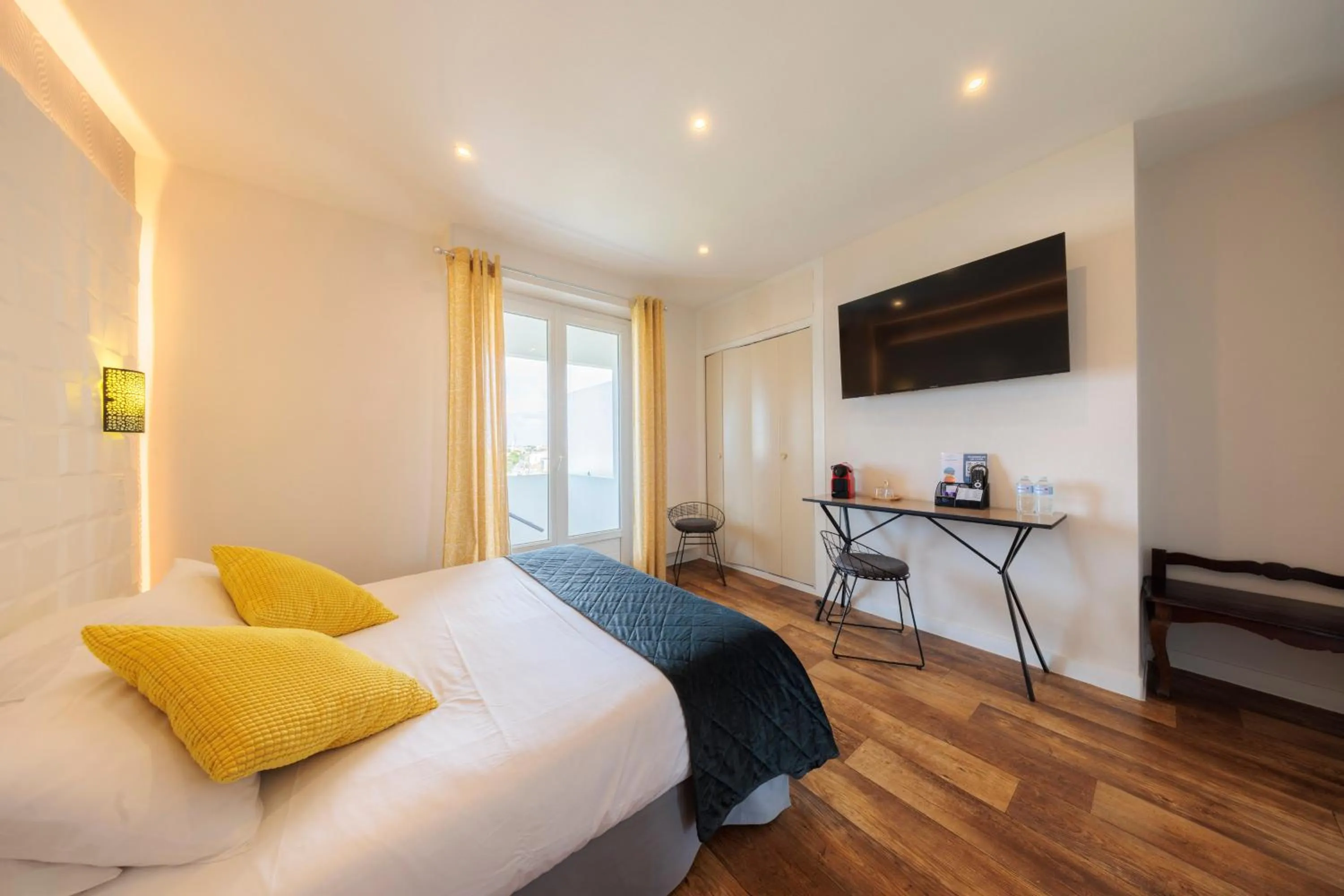 Property building, Bed in Hotel Belle Vue Royan