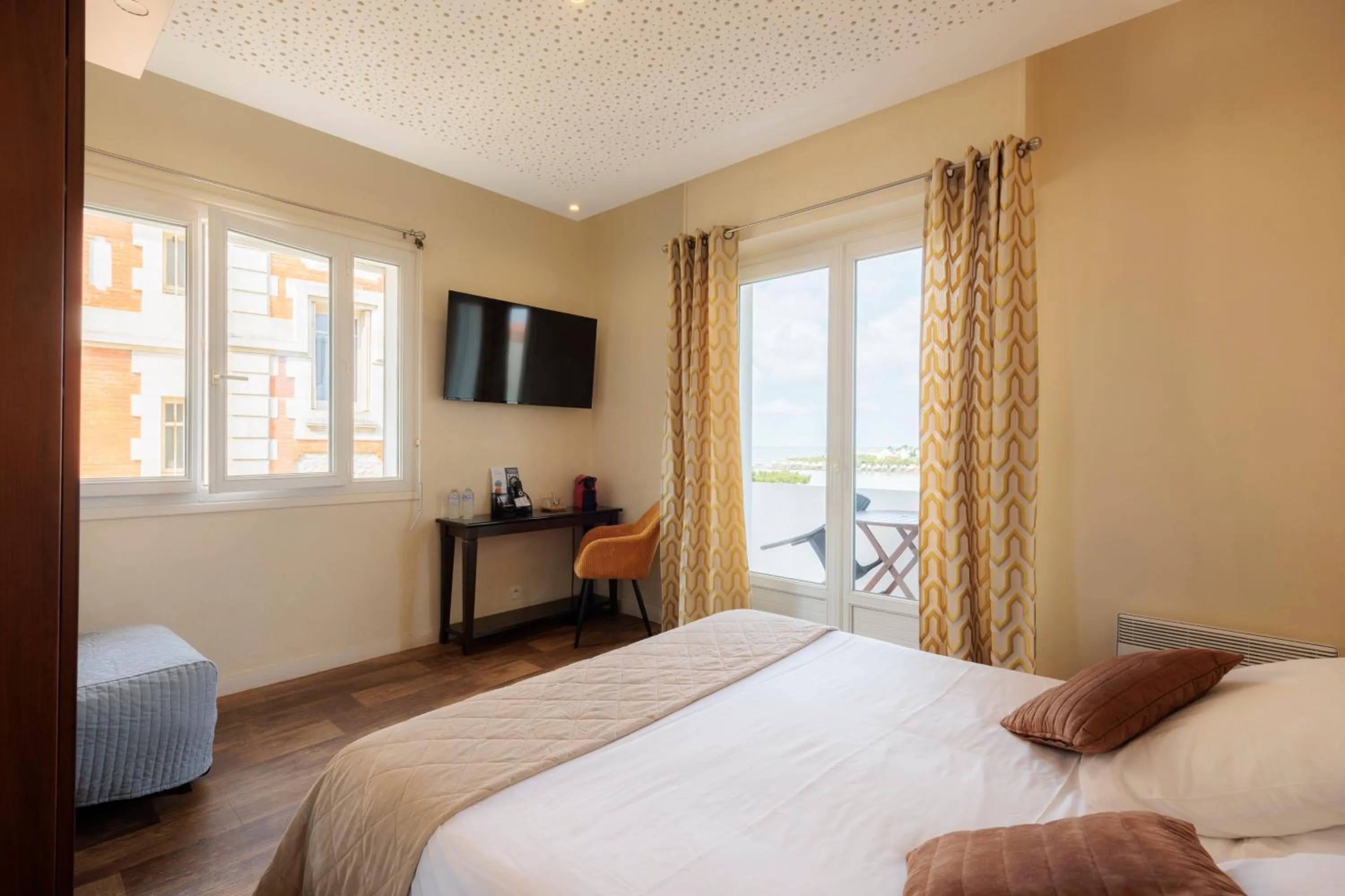 Property building, Bed in Hotel Belle Vue Royan