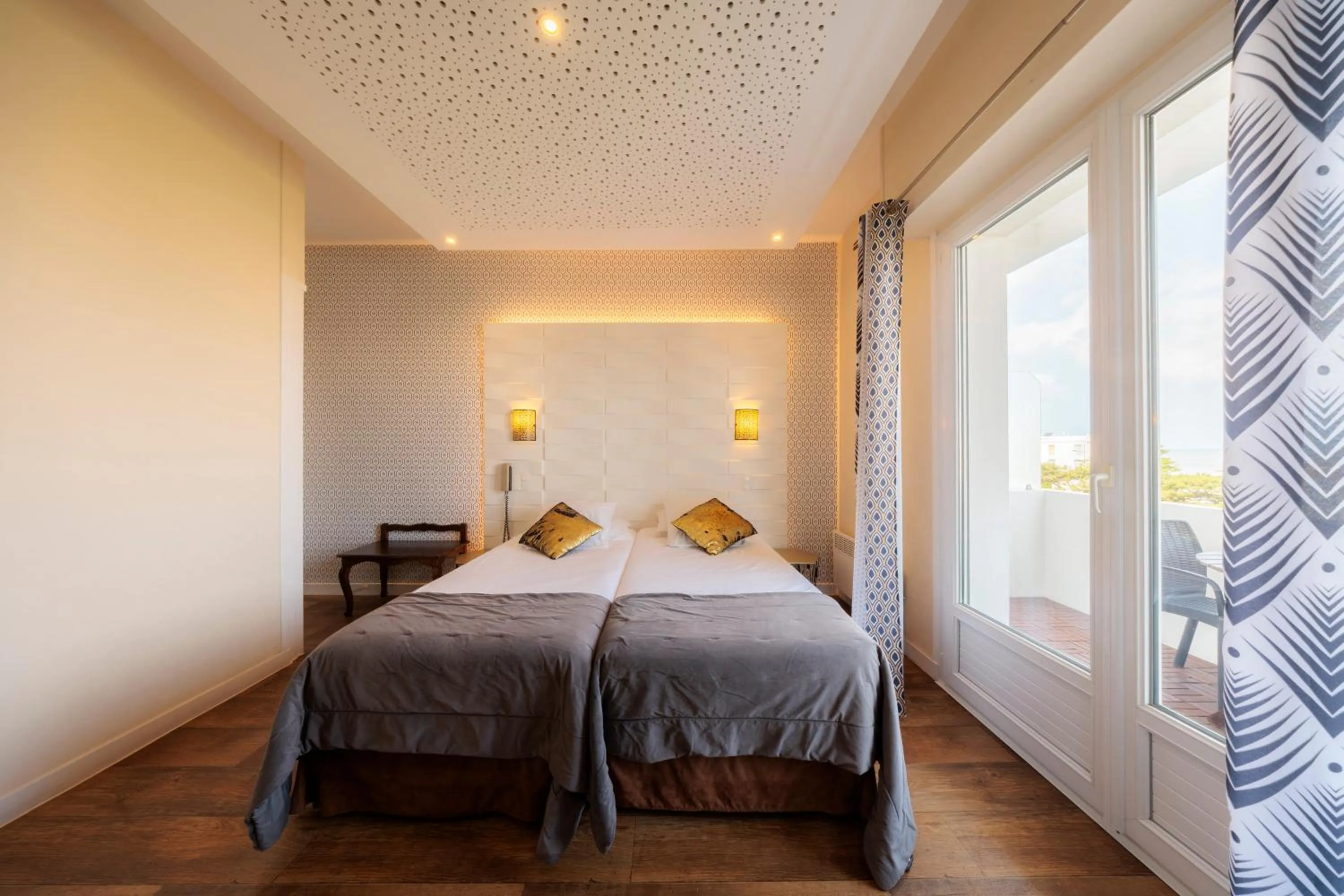 Property building, Bed in Hotel Belle Vue Royan