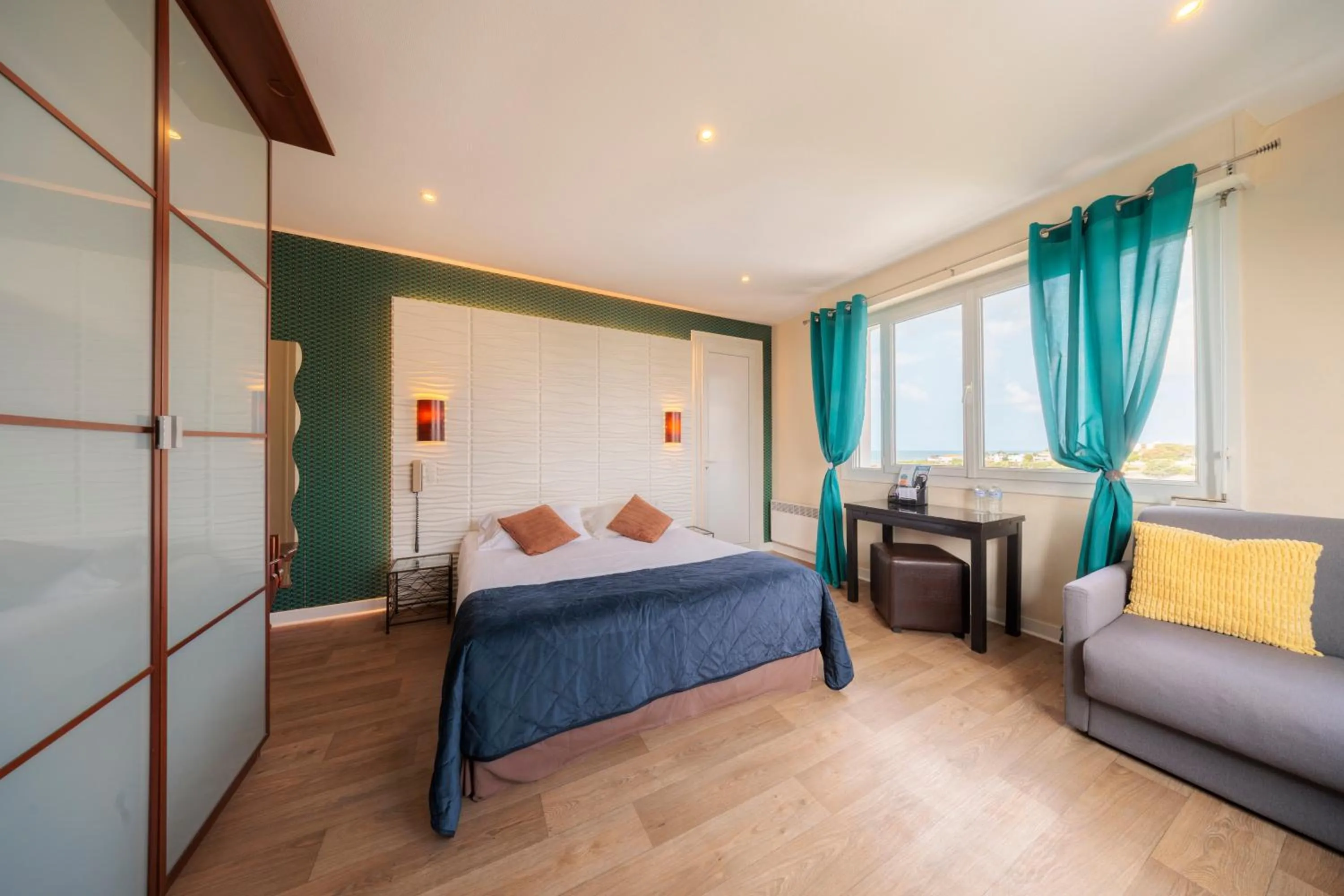Property building, Bed in Hotel Belle Vue Royan