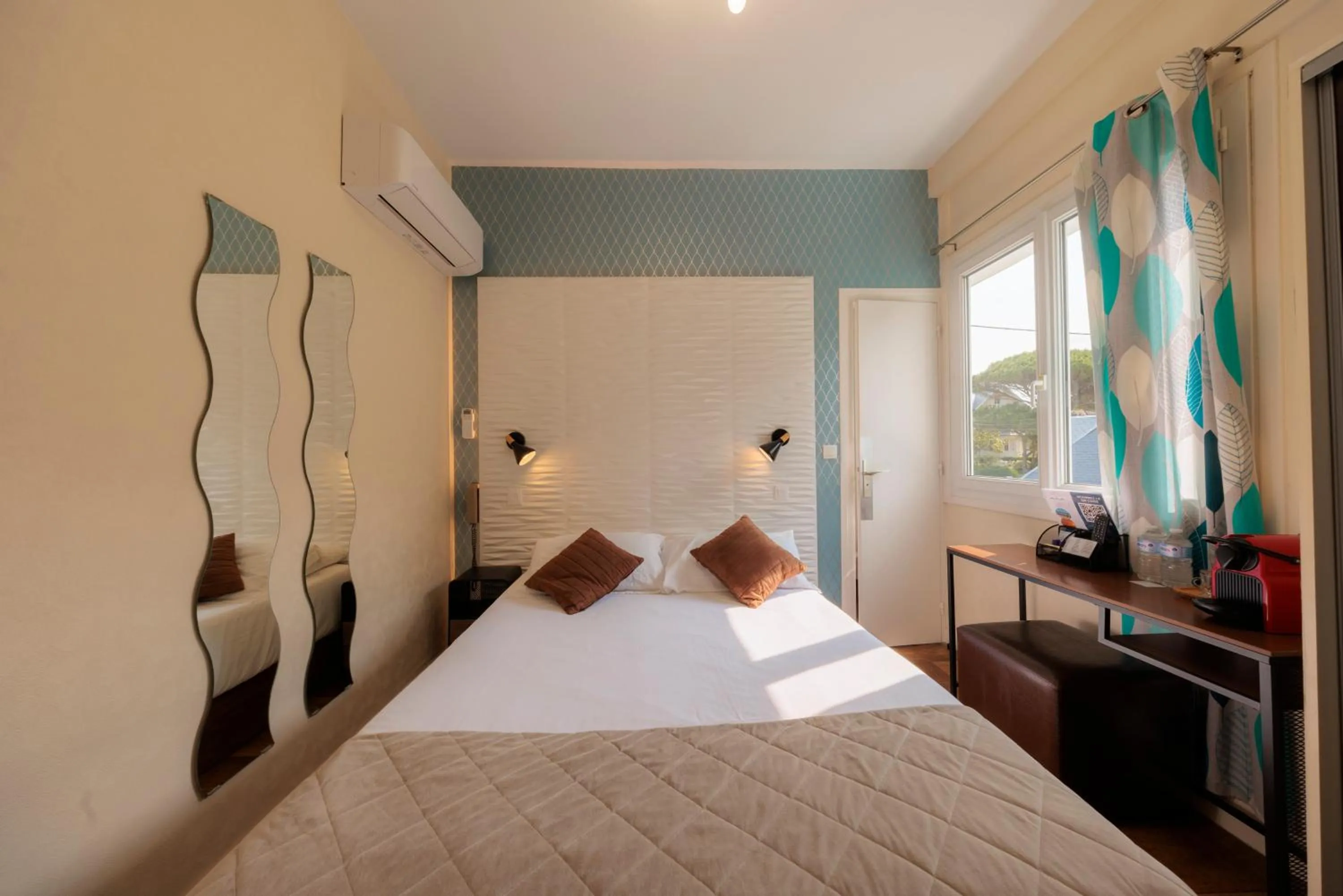 Property building, Bed in Hotel Belle Vue Royan