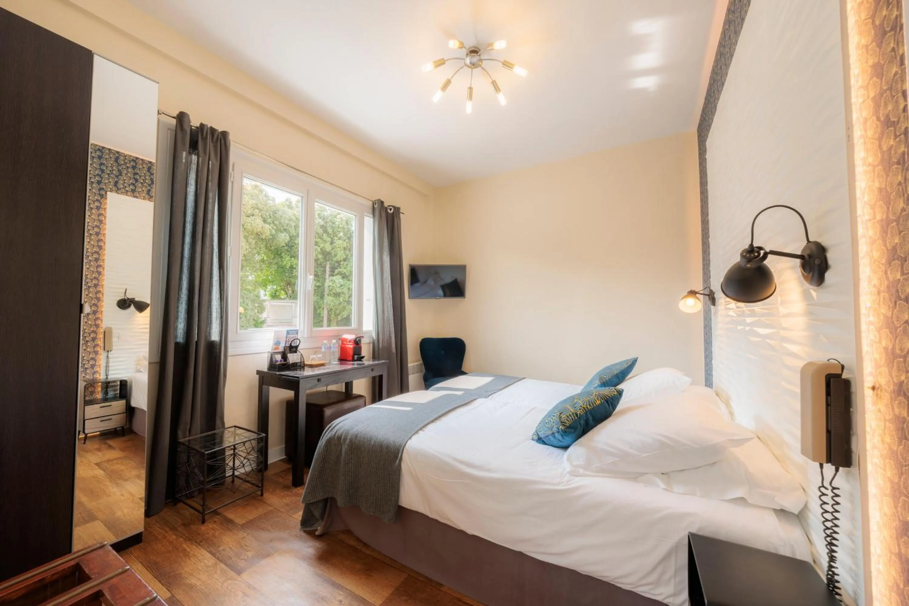 Property building, Bed in Hotel Belle Vue Royan