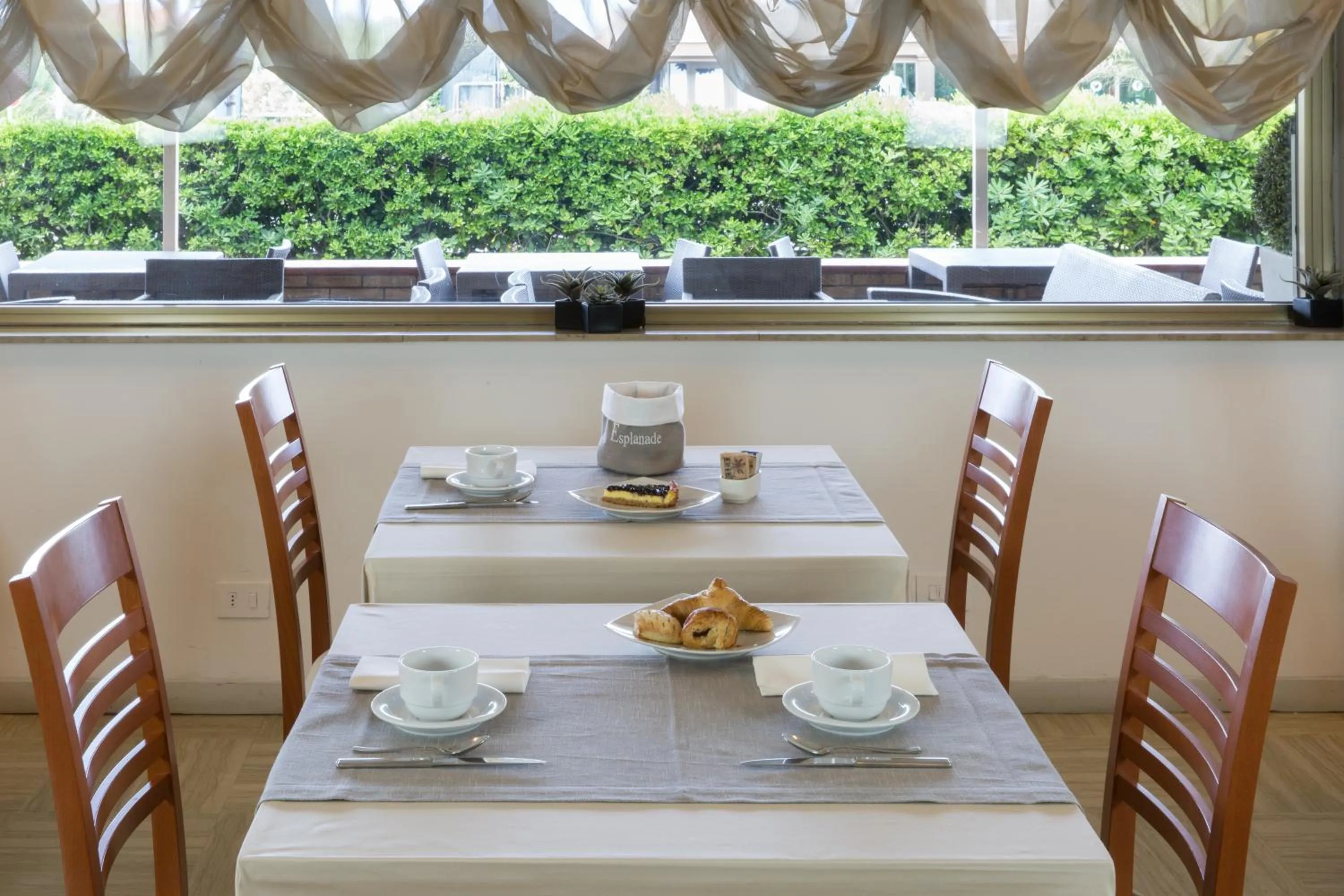 Restaurant/places to eat in Hotel Esplanade