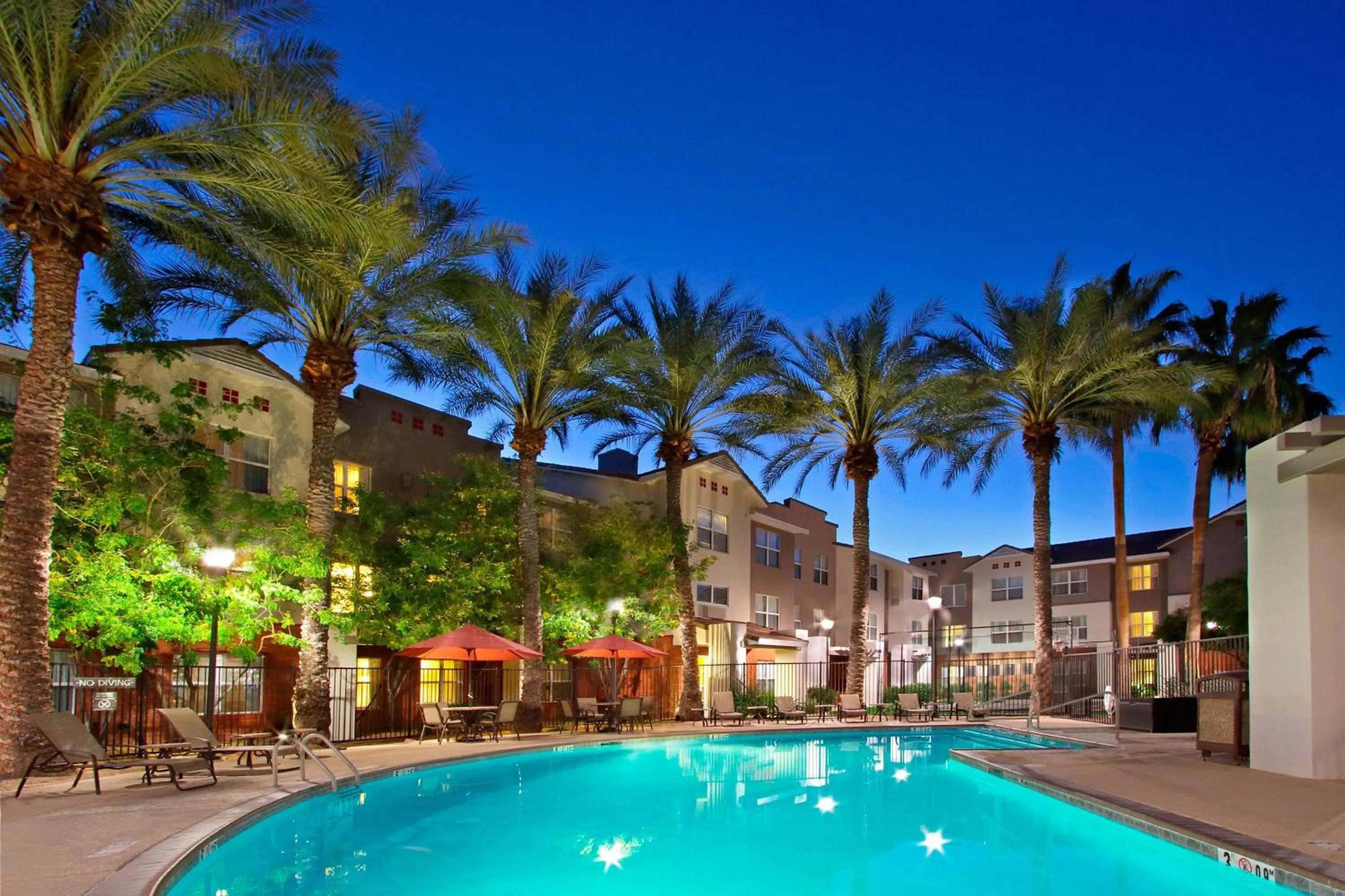 Swimming pool in Residence Inn Scottsdale North