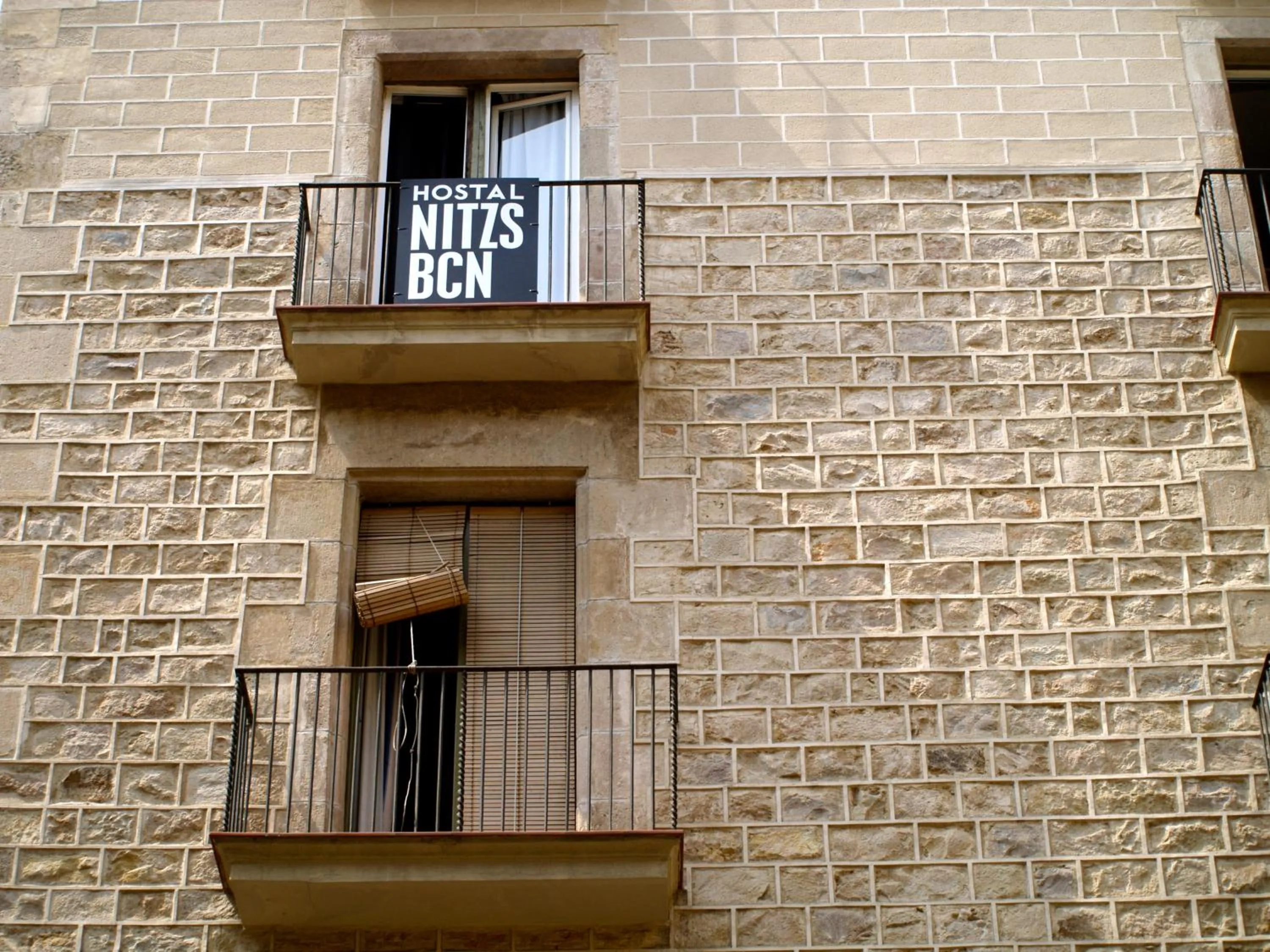 Facade/entrance in Hostal Nitzs Bcn