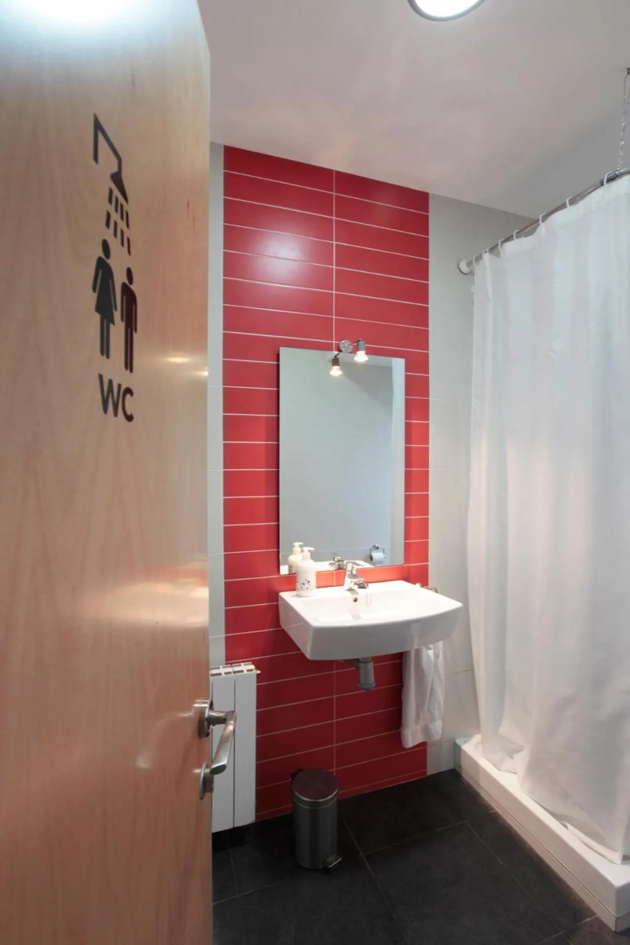 Bathroom in Hostal Nitzs Bcn