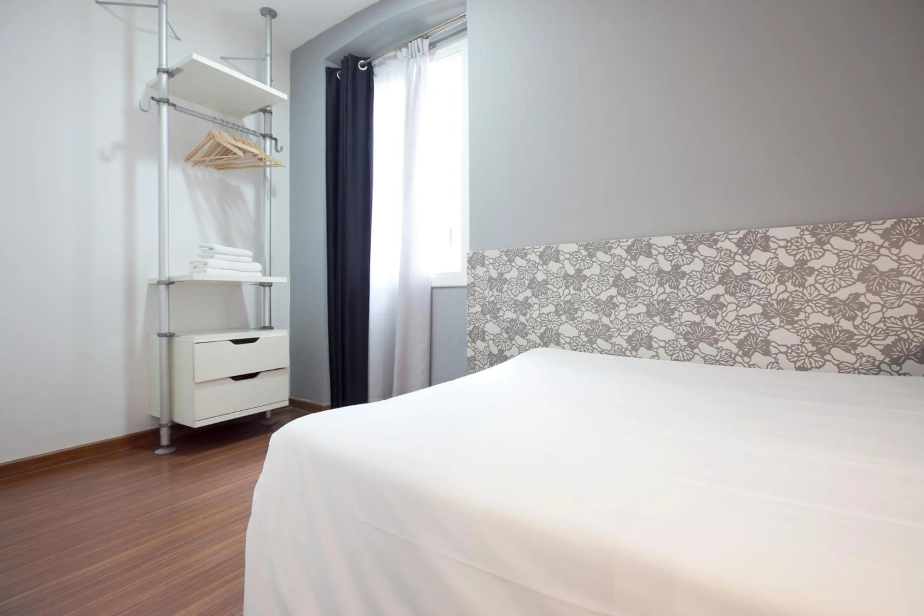 Photo of the whole room, Bed in Hostal Nitzs Bcn