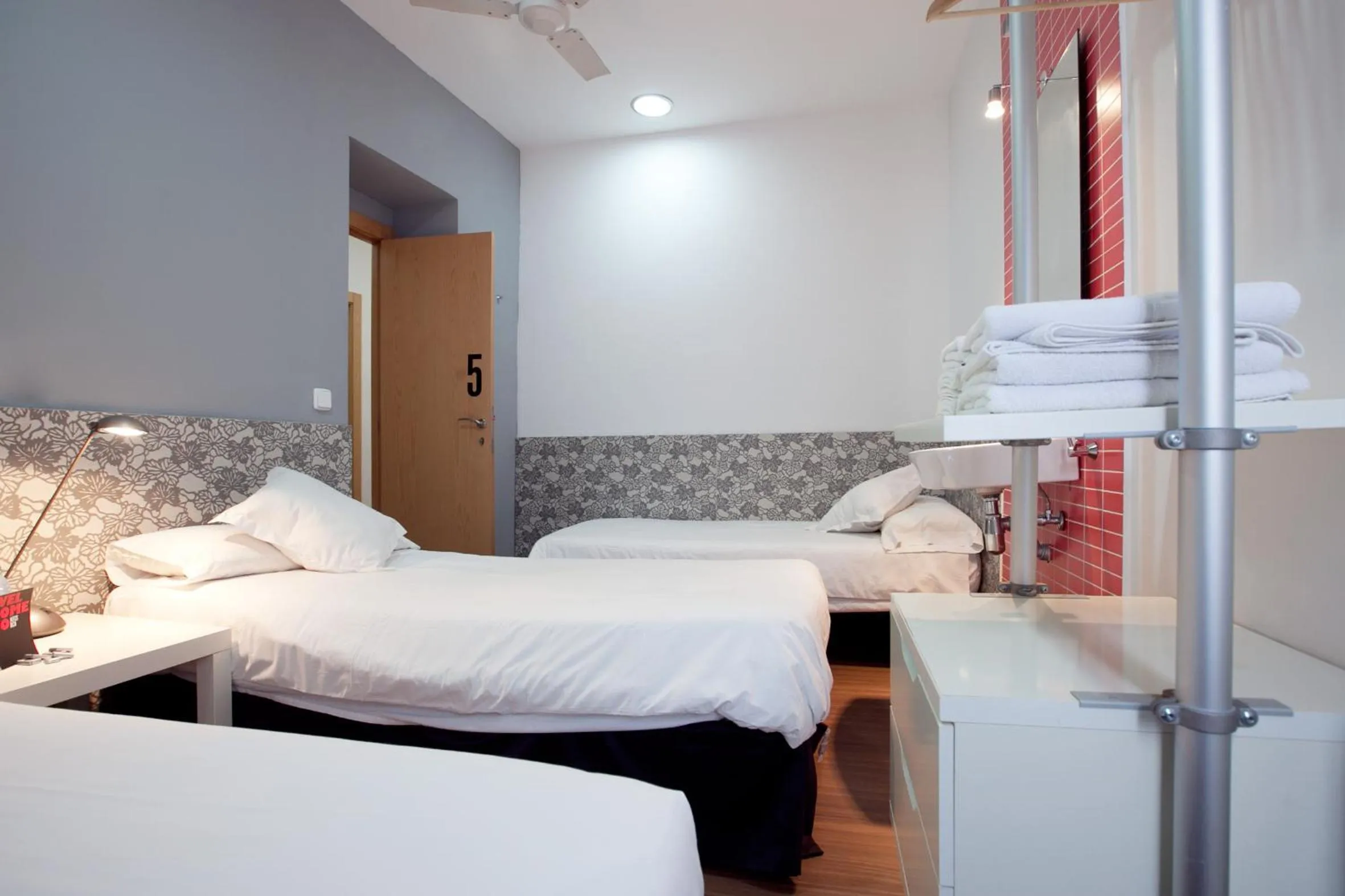 Photo of the whole room, Bed in Hostal Nitzs Bcn