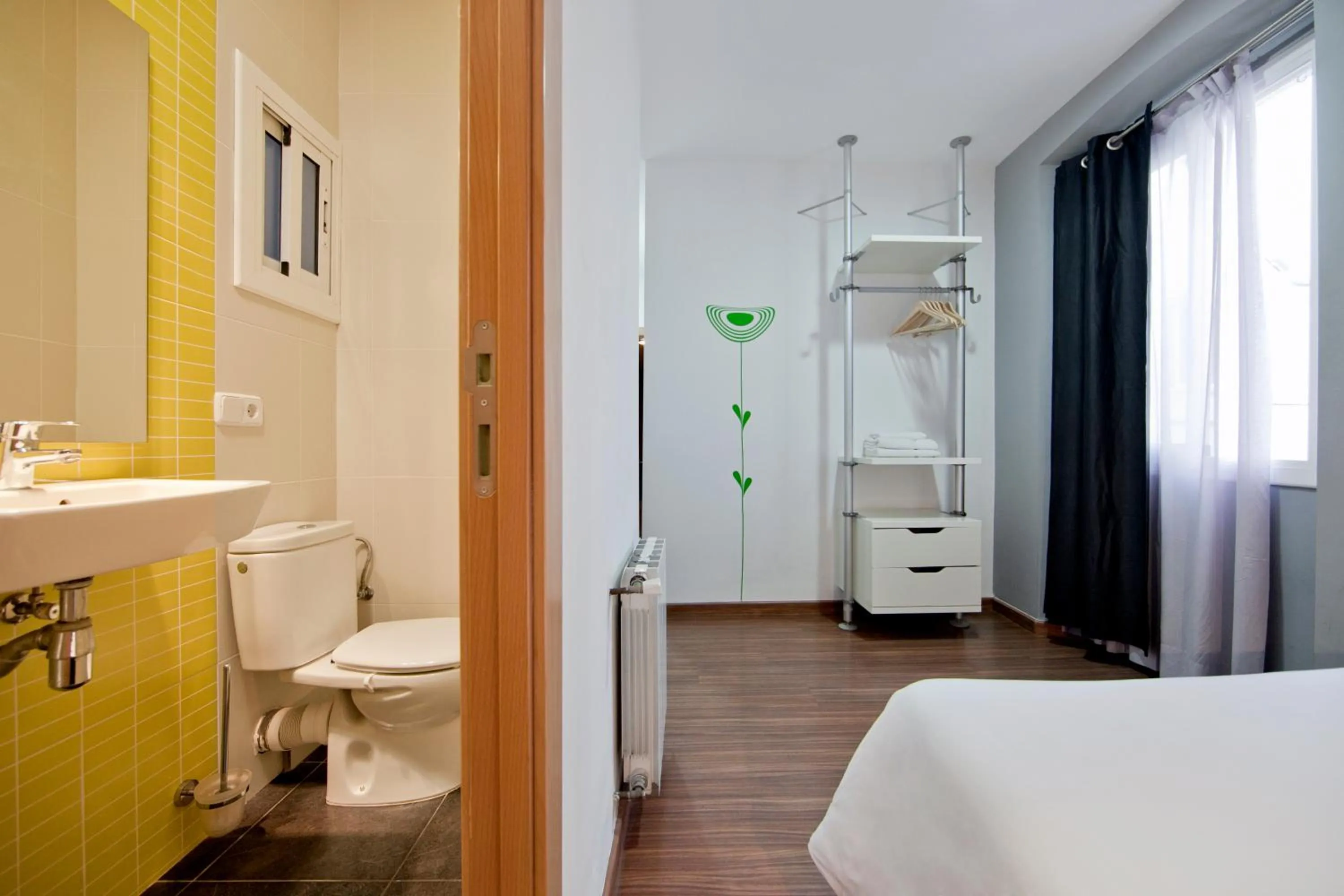 Photo of the whole room, Bed in Hostal Nitzs Bcn