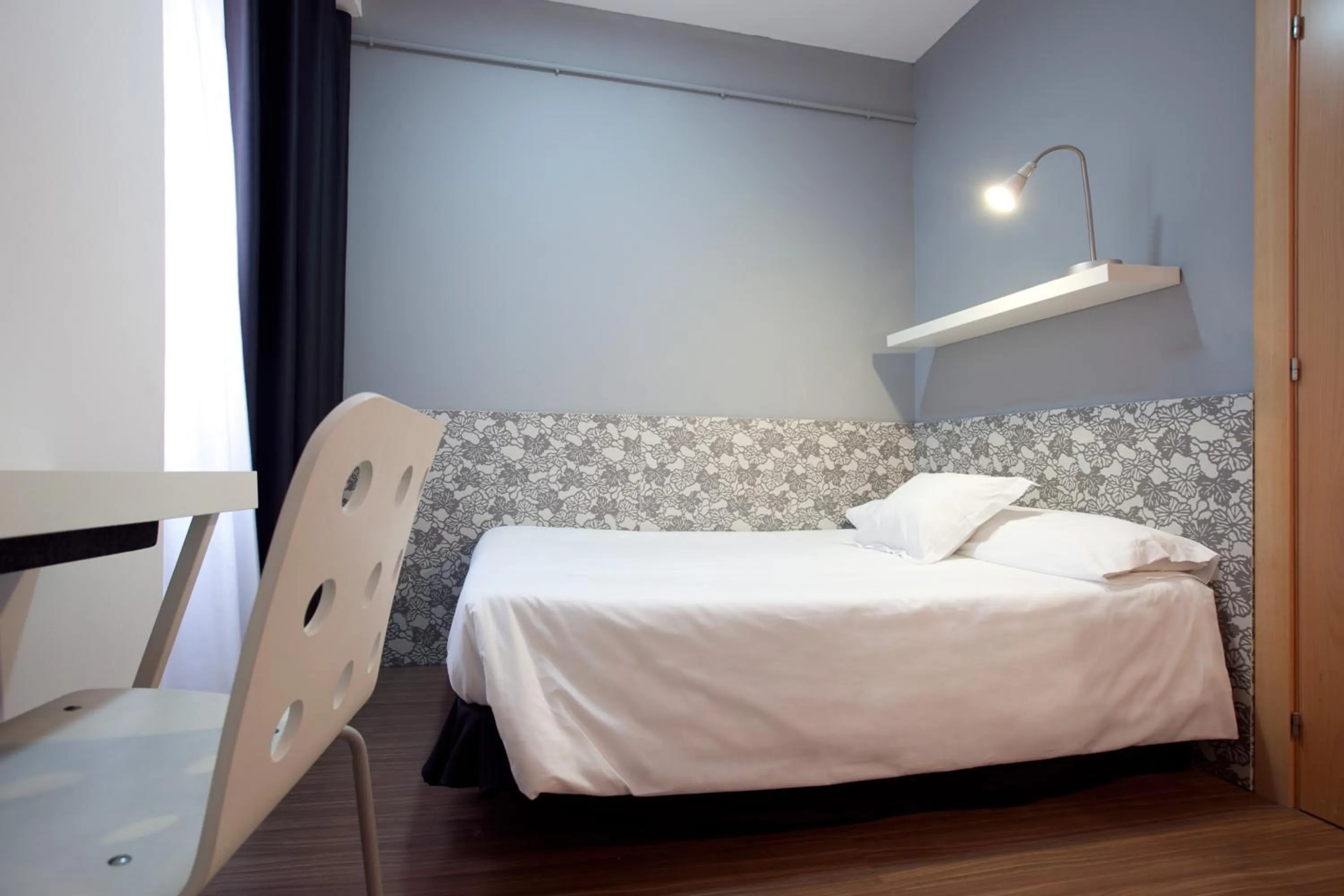 Photo of the whole room, Bed in Hostal Nitzs Bcn