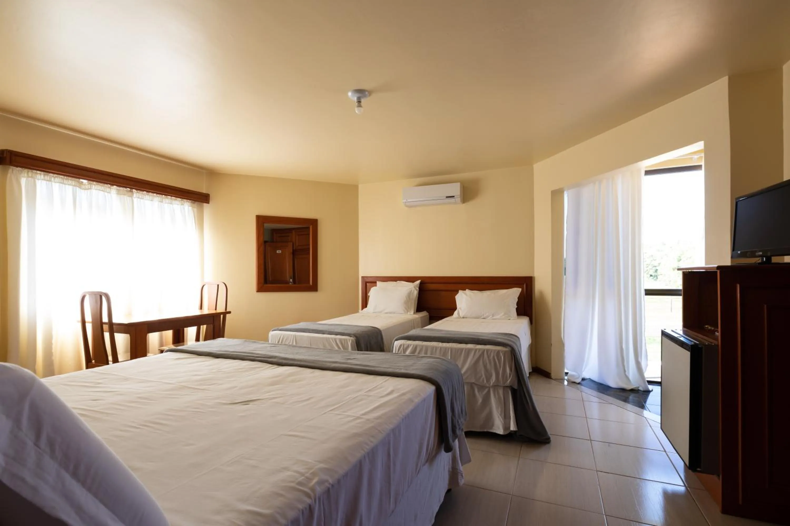 Photo of the whole room, Bed in Canzi Cataratas Hotel