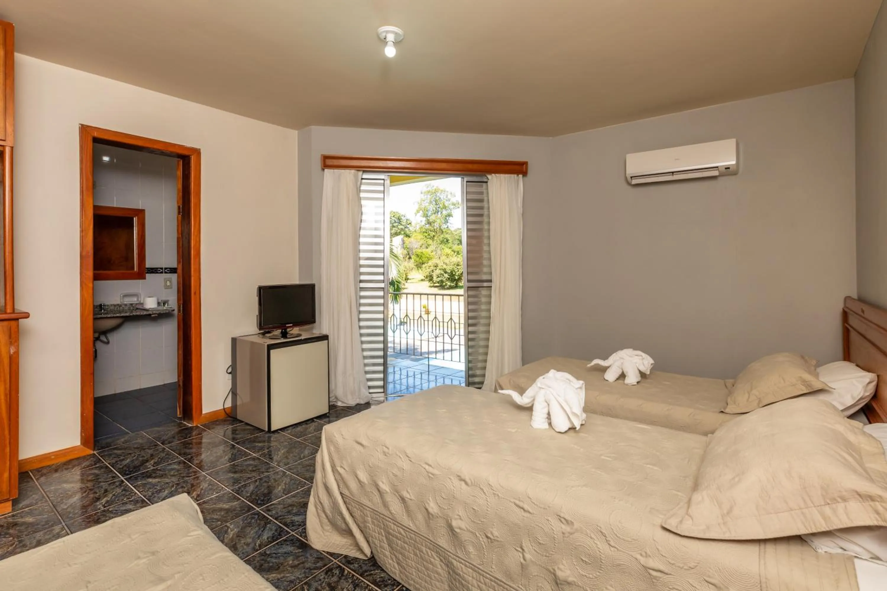 Photo of the whole room, Bed in Canzi Cataratas Hotel