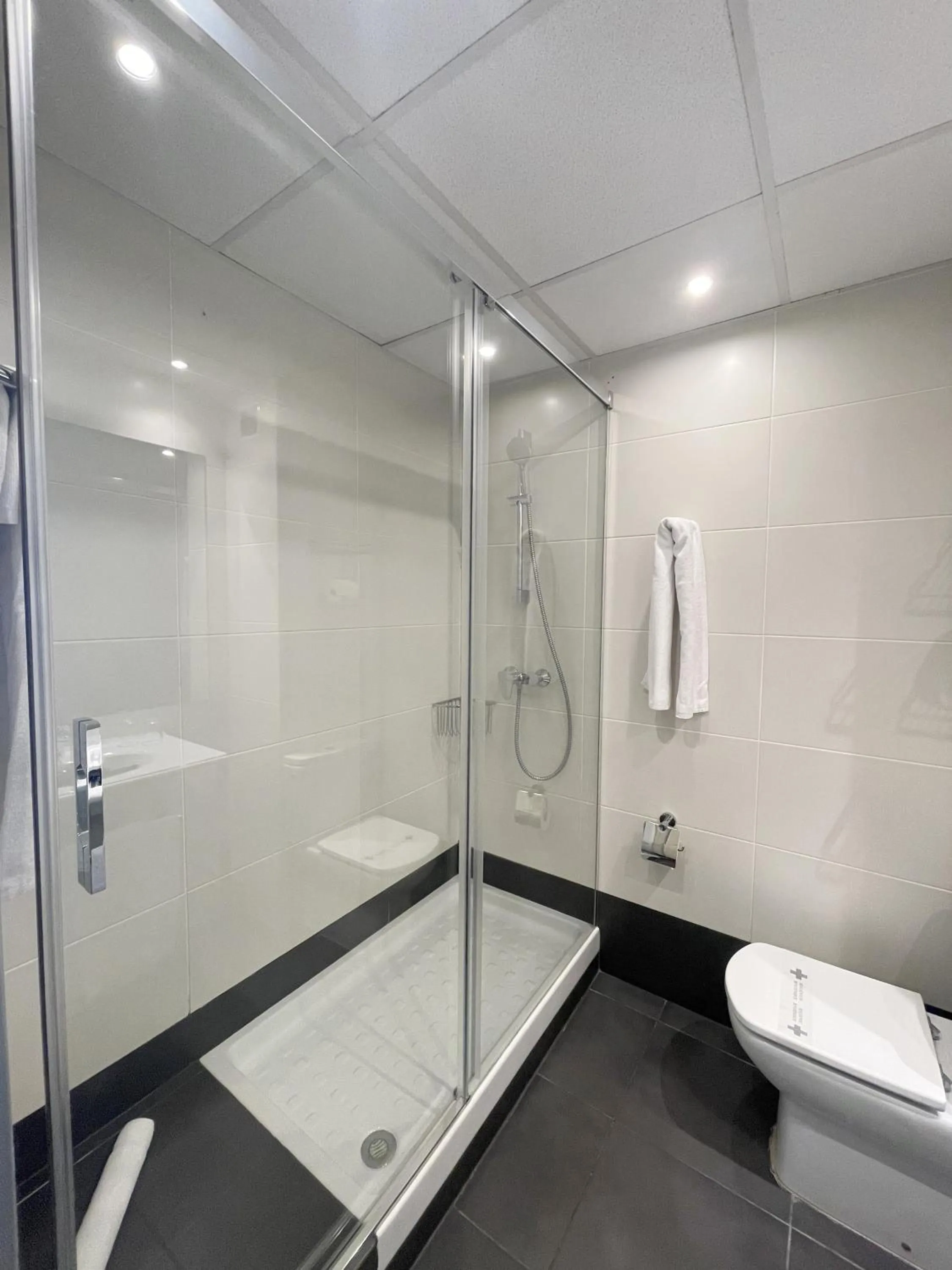 Shower in SM Hotel Sant Antoni