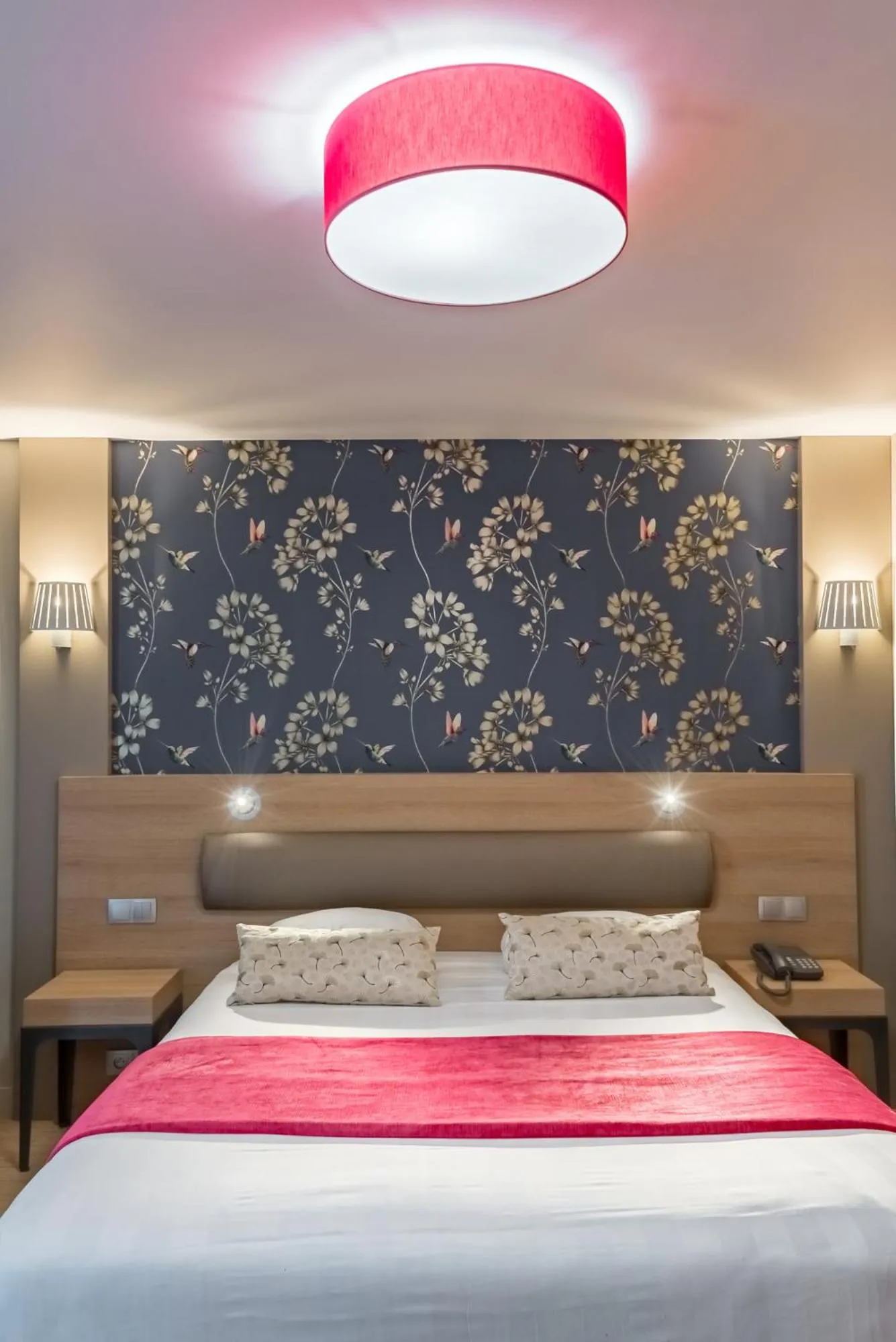 Bed in Logis Grand Hôtel Des Bains