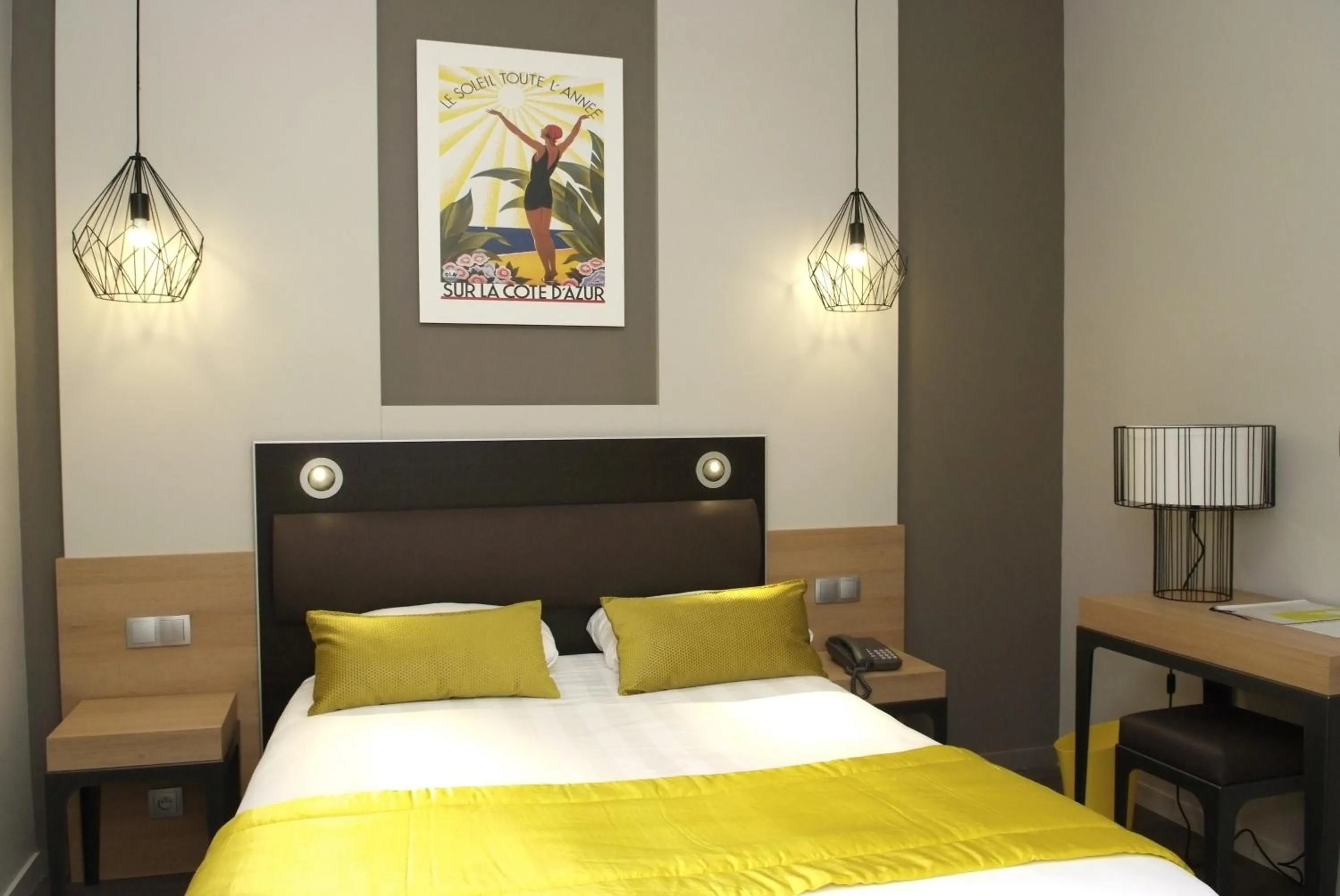 Bed in Logis Grand Hôtel Des Bains