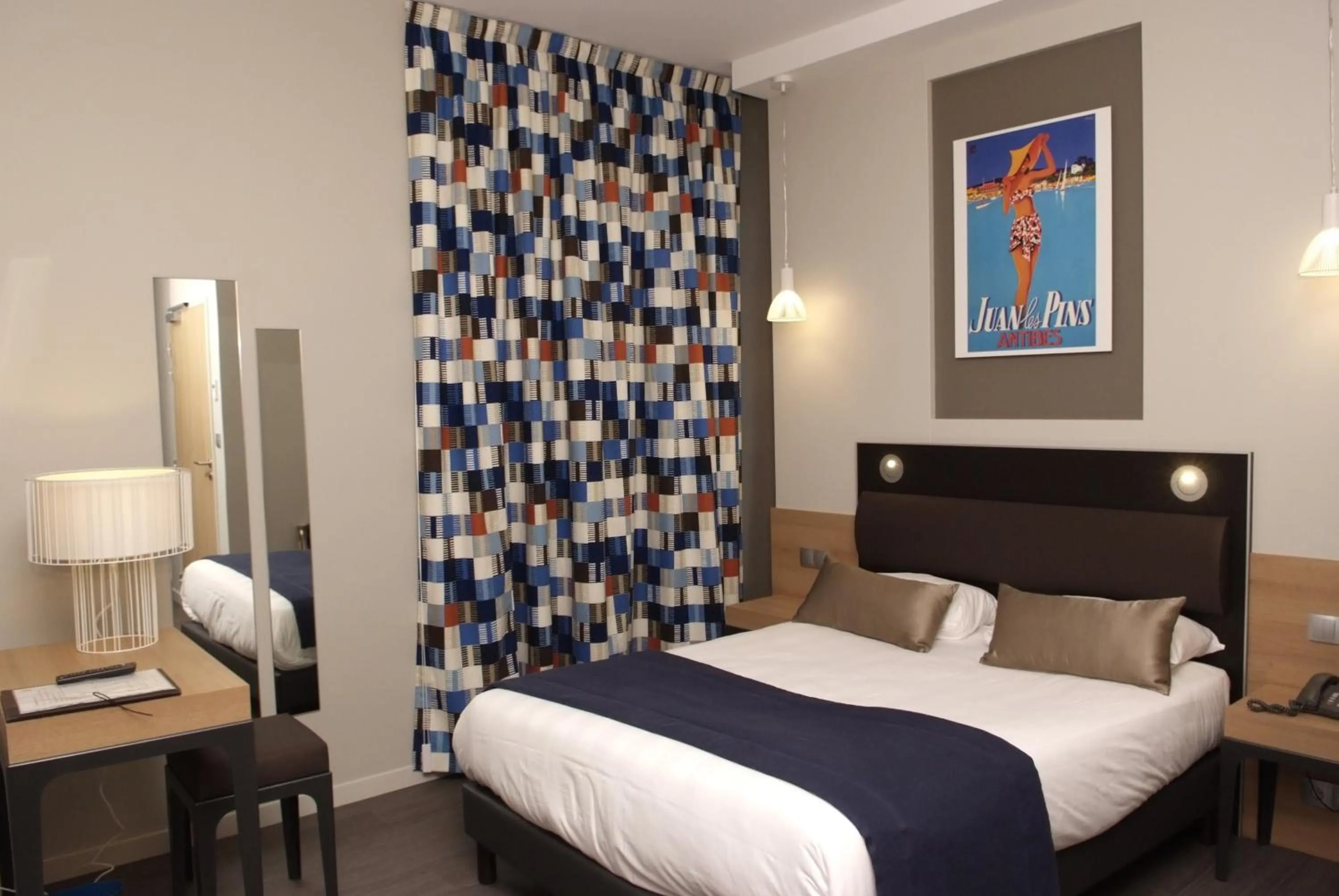 Photo of the whole room, Bed in Logis Grand Hôtel Des Bains