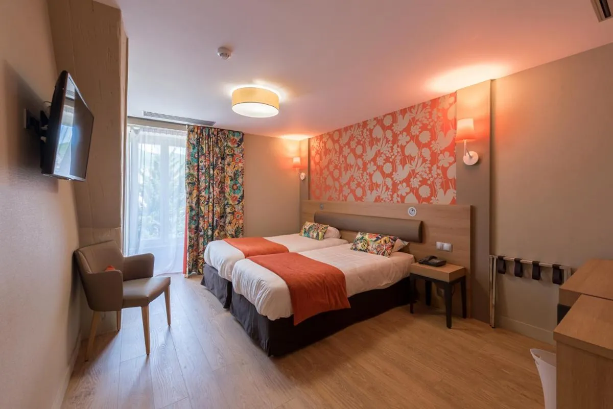 Day, Bed in Logis Grand Hôtel Des Bains
