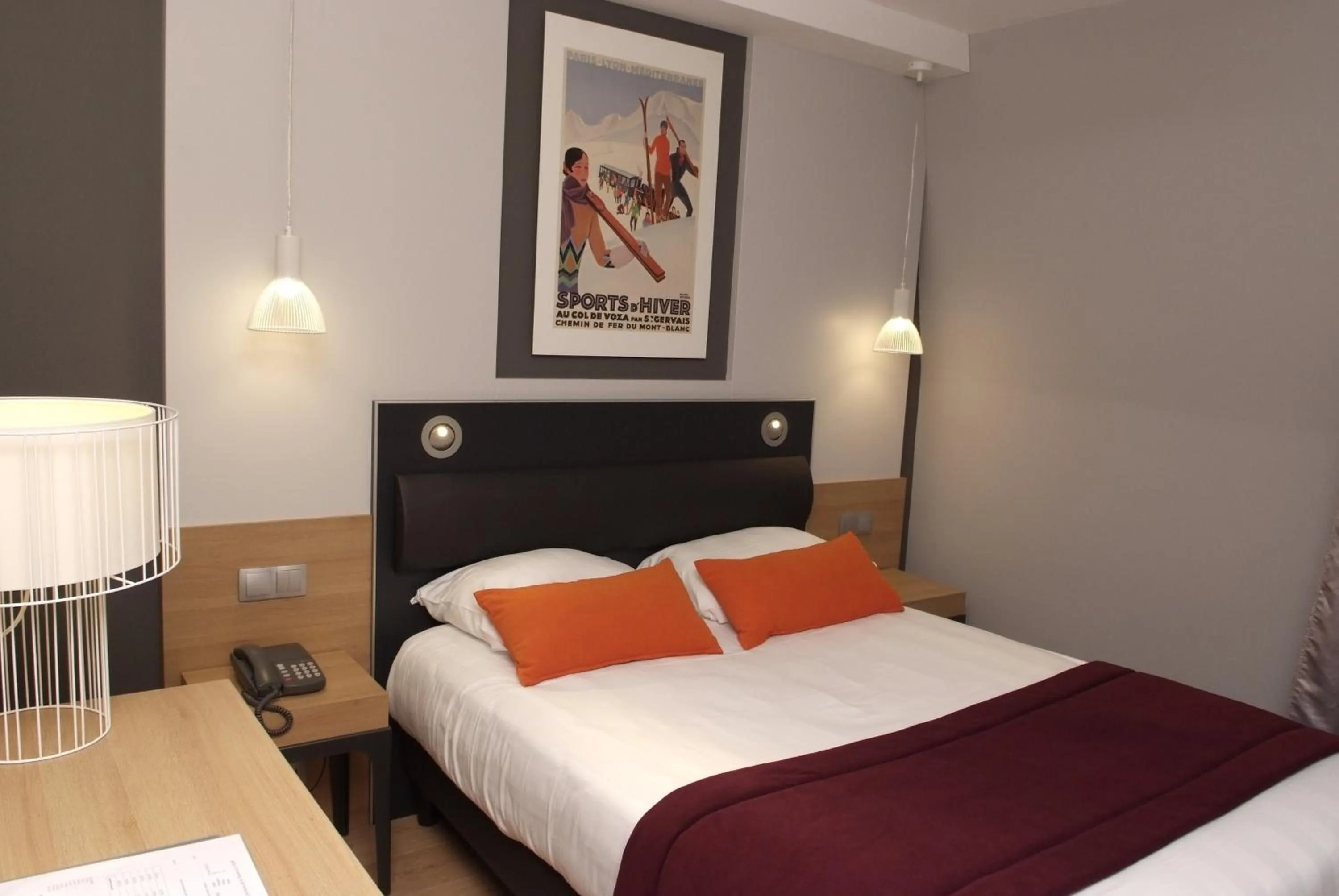 Bed in Logis Grand Hôtel Des Bains