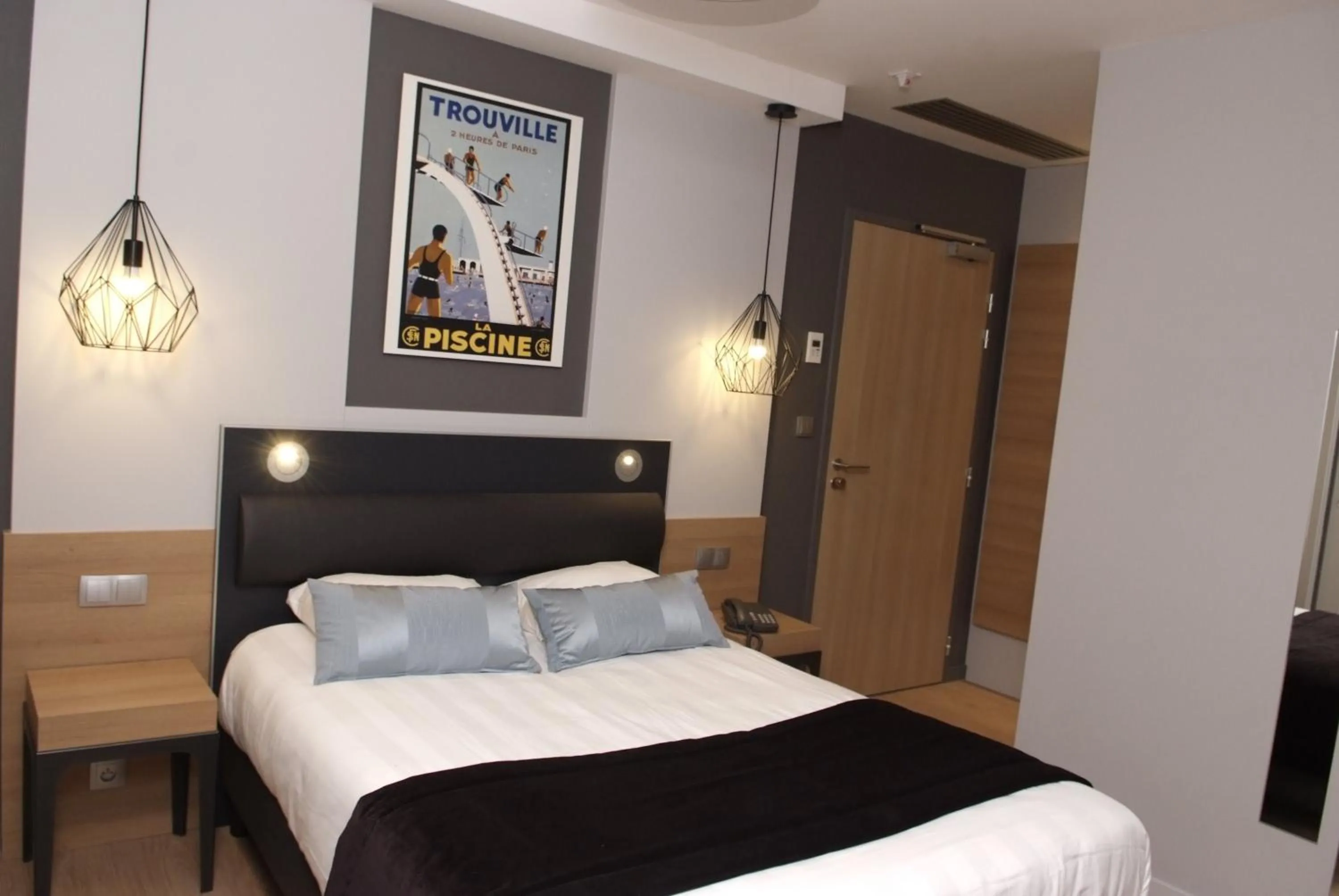 Bed in Logis Grand Hôtel Des Bains