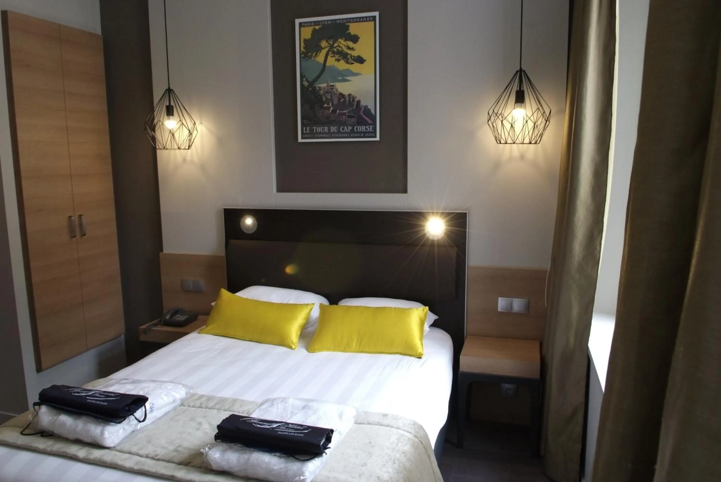 Bed in Logis Grand Hôtel Des Bains