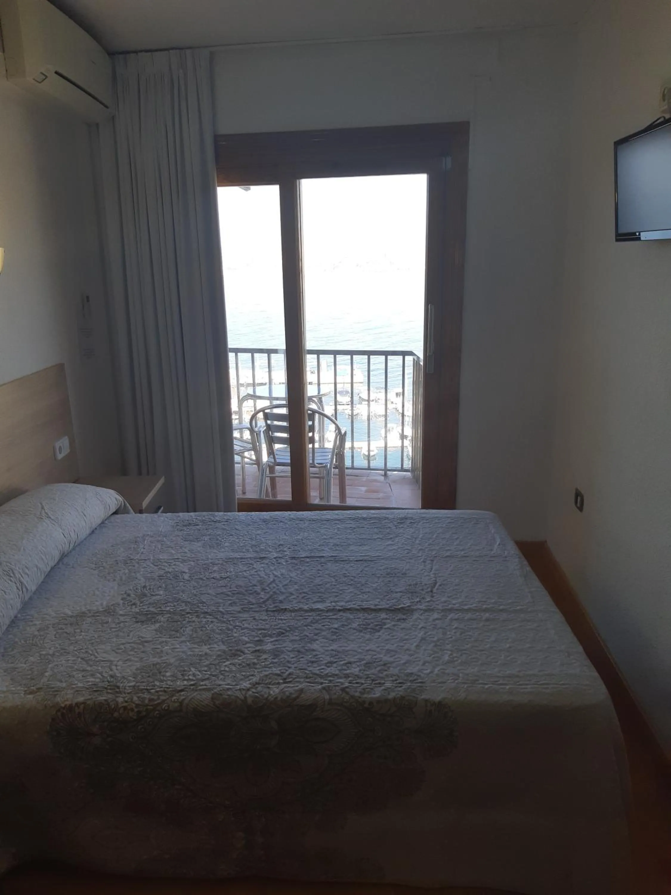 Photo of the whole room in Hotel Condestable