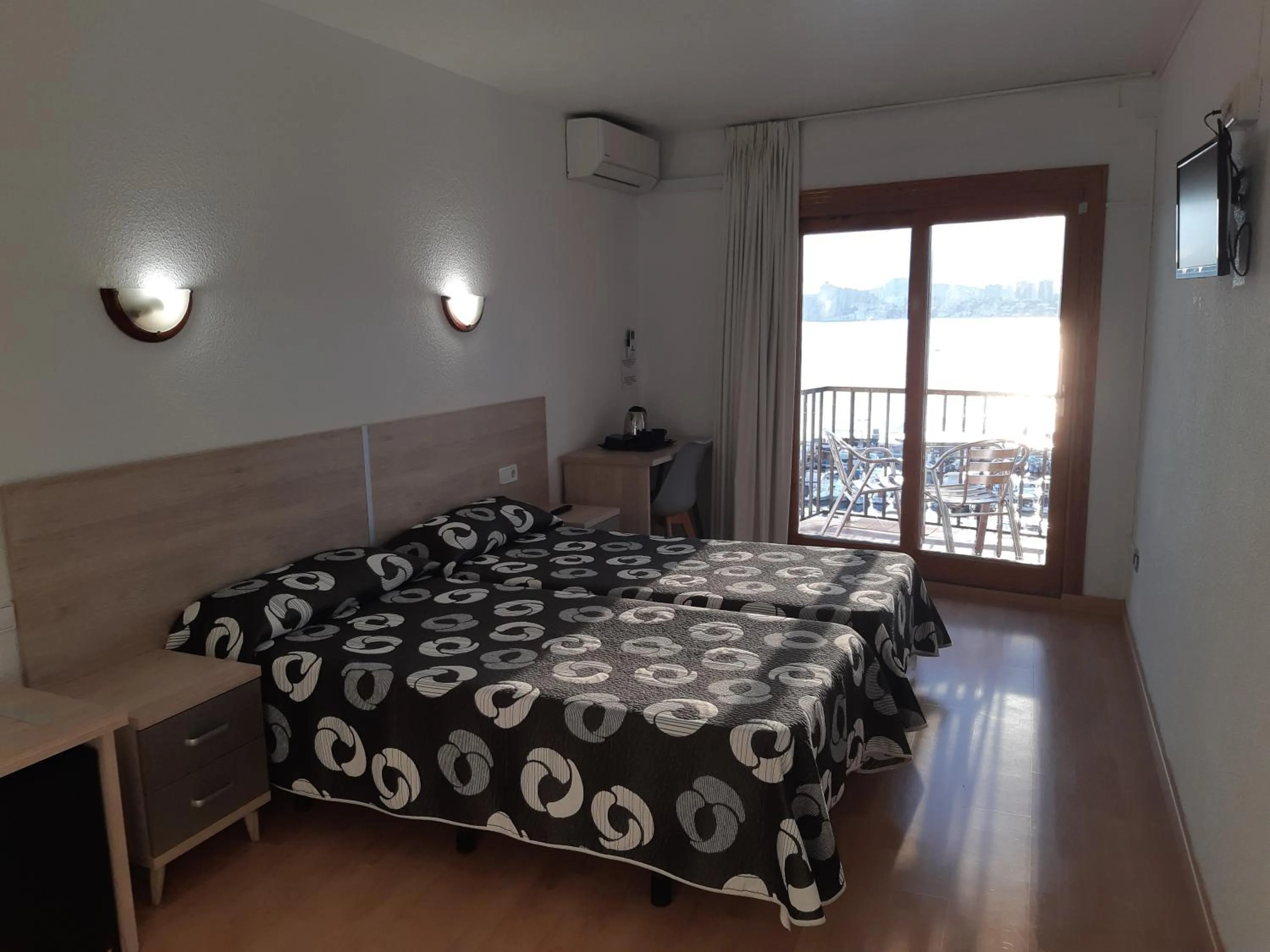 Photo of the whole room in Hotel Condestable