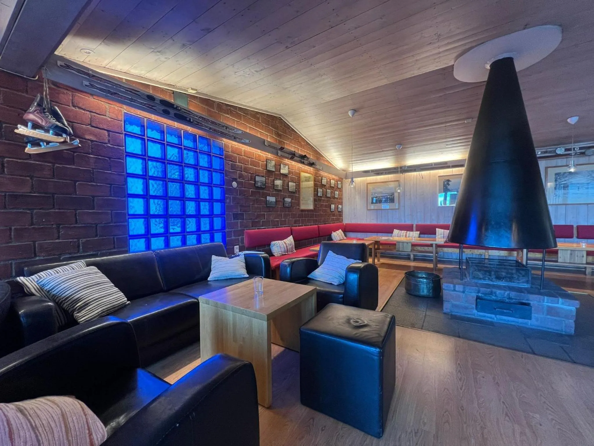 Communal lounge/ TV room in Gjøvik Hovdetun Hostel