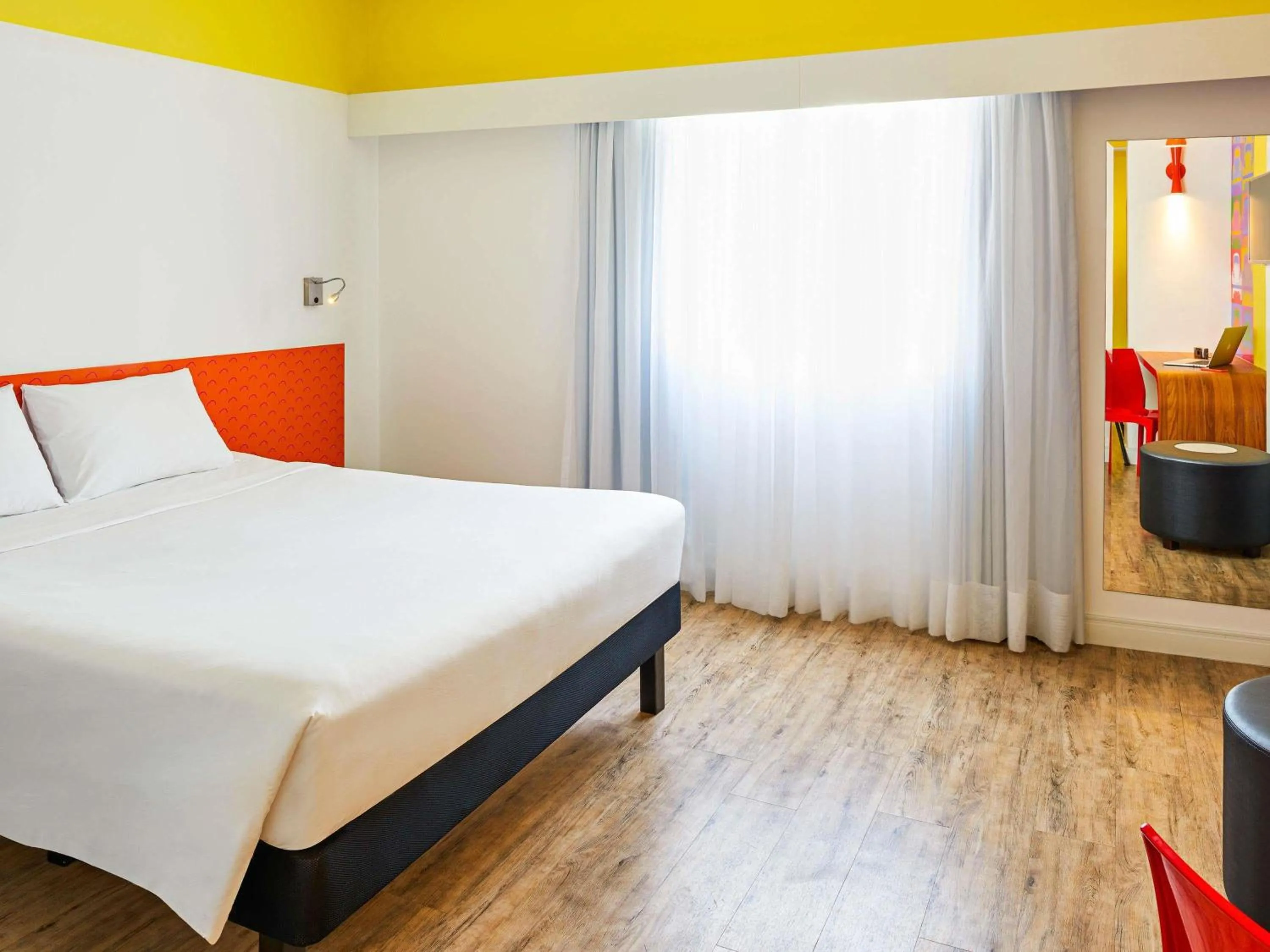 Bedroom, Bed in Ibis Styles Balneário Camboriú - 1 Quadra do Mar